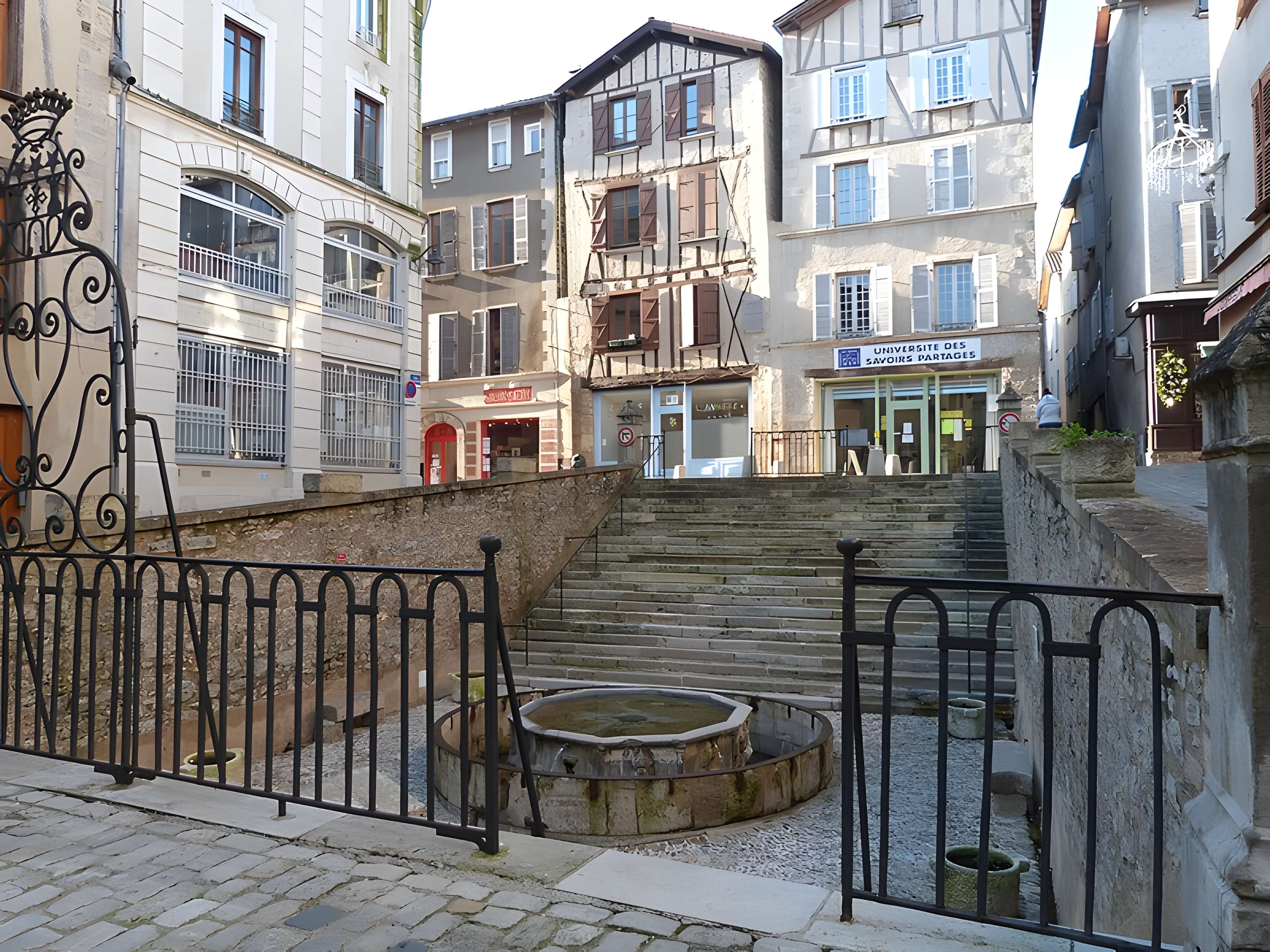 Fontaine monolithe de Villefranche-de-Rouergue