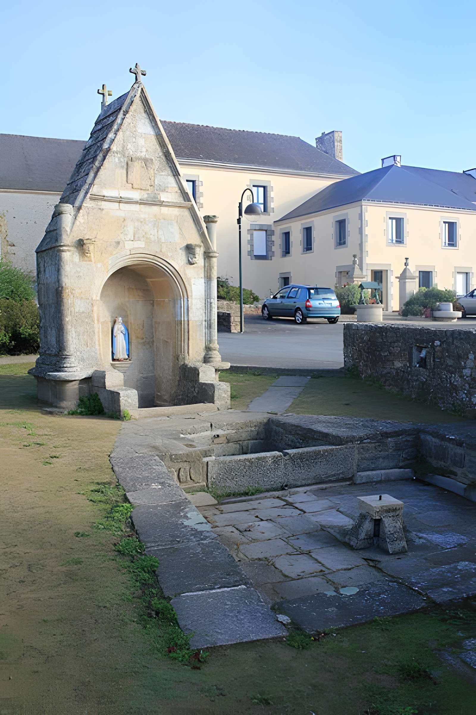 Fontaine Notre Dame de la Fosse à La Chapelle-Neuve 