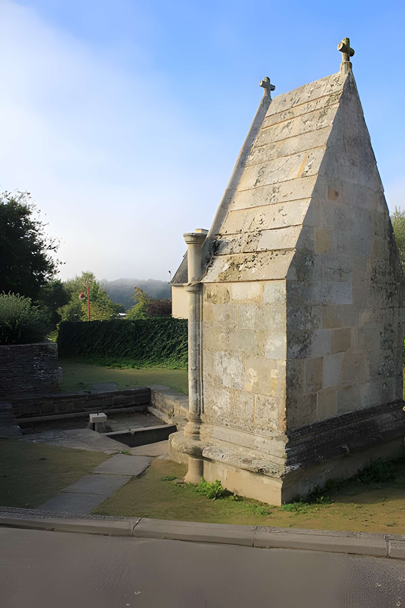 Fontaine Notre Dame de la Fosse à La Chapelle-Neuve