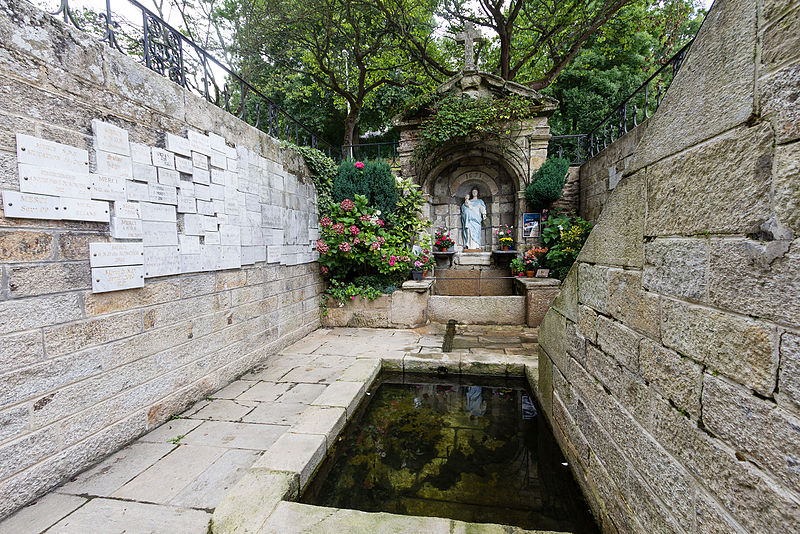 Fontaine Notre-Dame-du-Roncier de Josselin