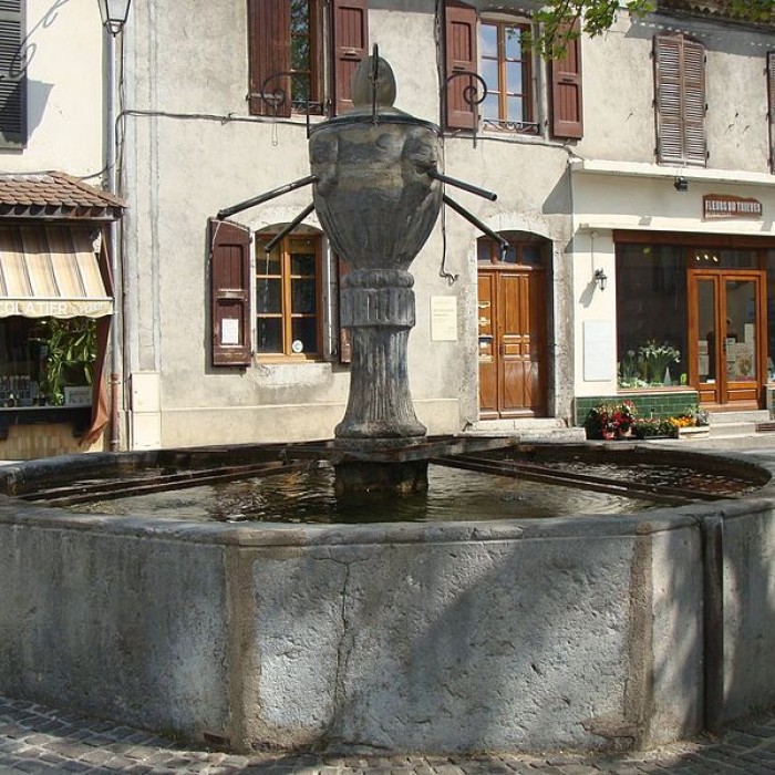 Photo de Fontaine Place de la Halle à Mens