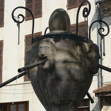 Fontaine Place de la Halle à Mens