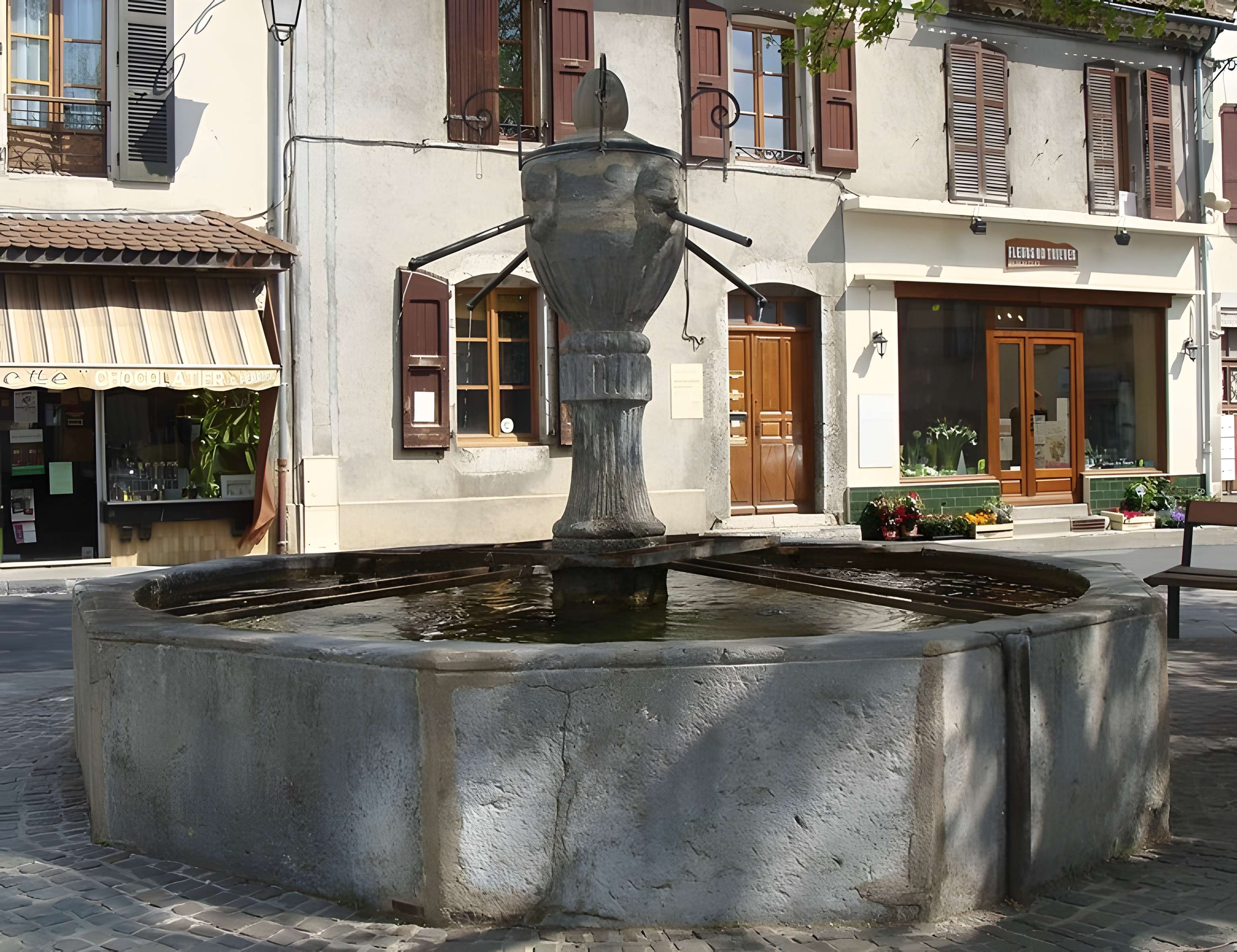 Fontaine Place de la Halle à Mens 