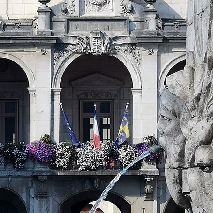 Photo de Fontaine Place de lHôtel-de-Ville de Vienne