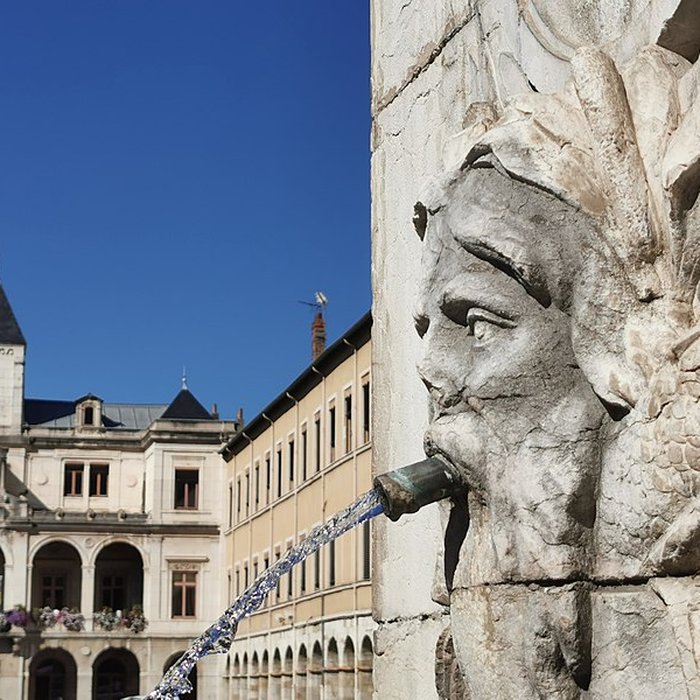 Photo de Fontaine Place de lHôtel-de-Ville de Vienne