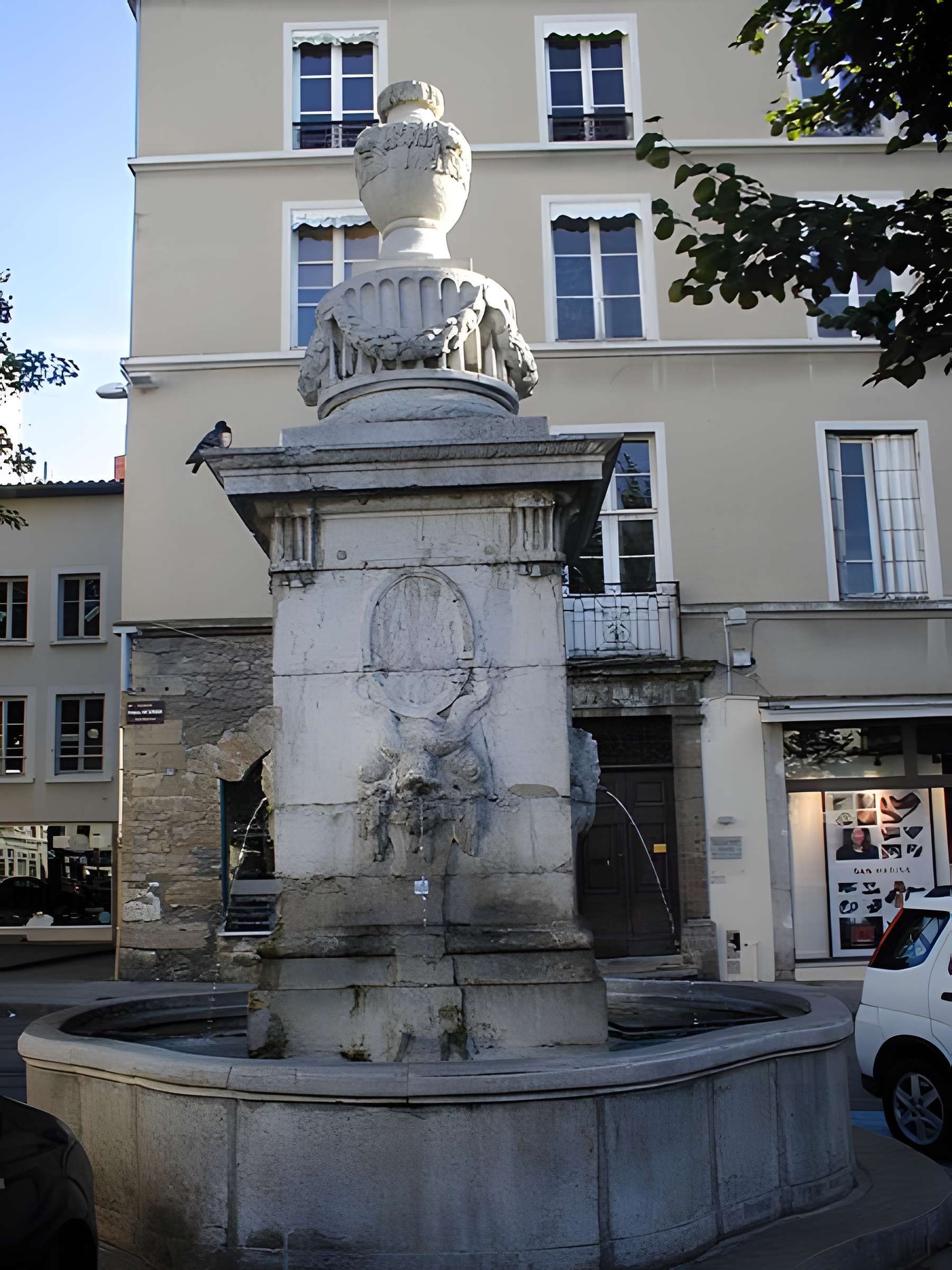 Fontaine Place de l'Hôtel-de-Ville de Vienne 