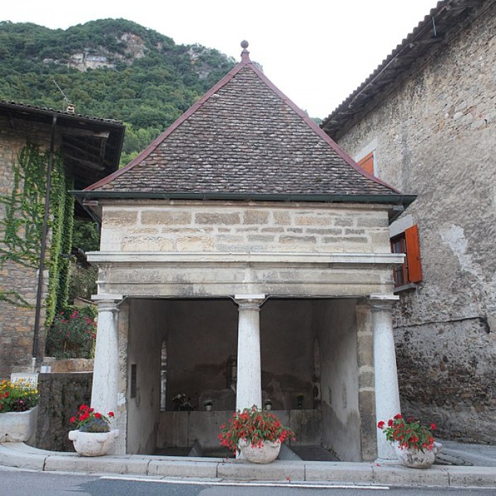 Photo de Fontaine-lavoir de Collonges à Saint-Sorlin-en-Bugey
