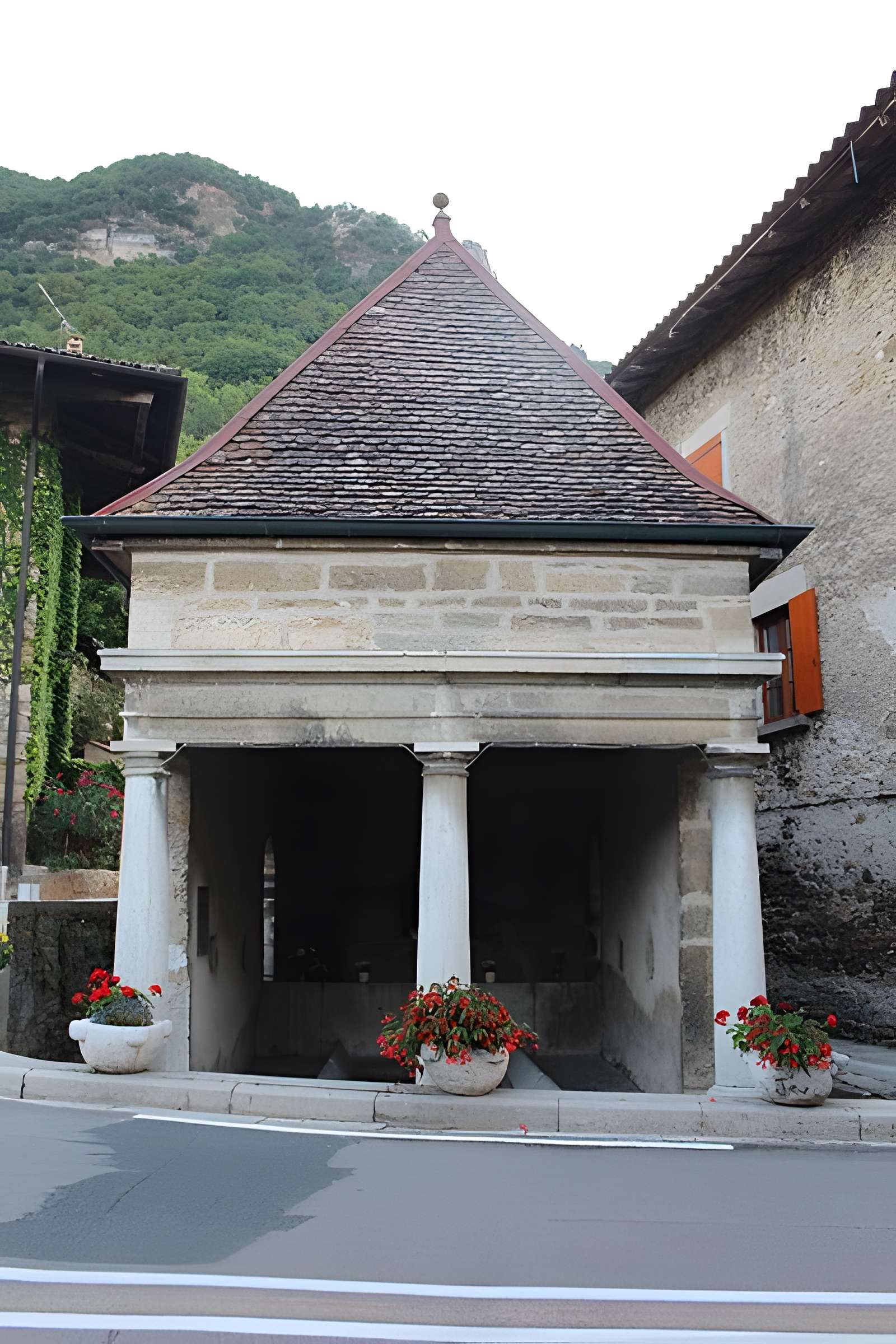 Fontaine-lavoir de Collonges à Saint-Sorlin-en-Bugey