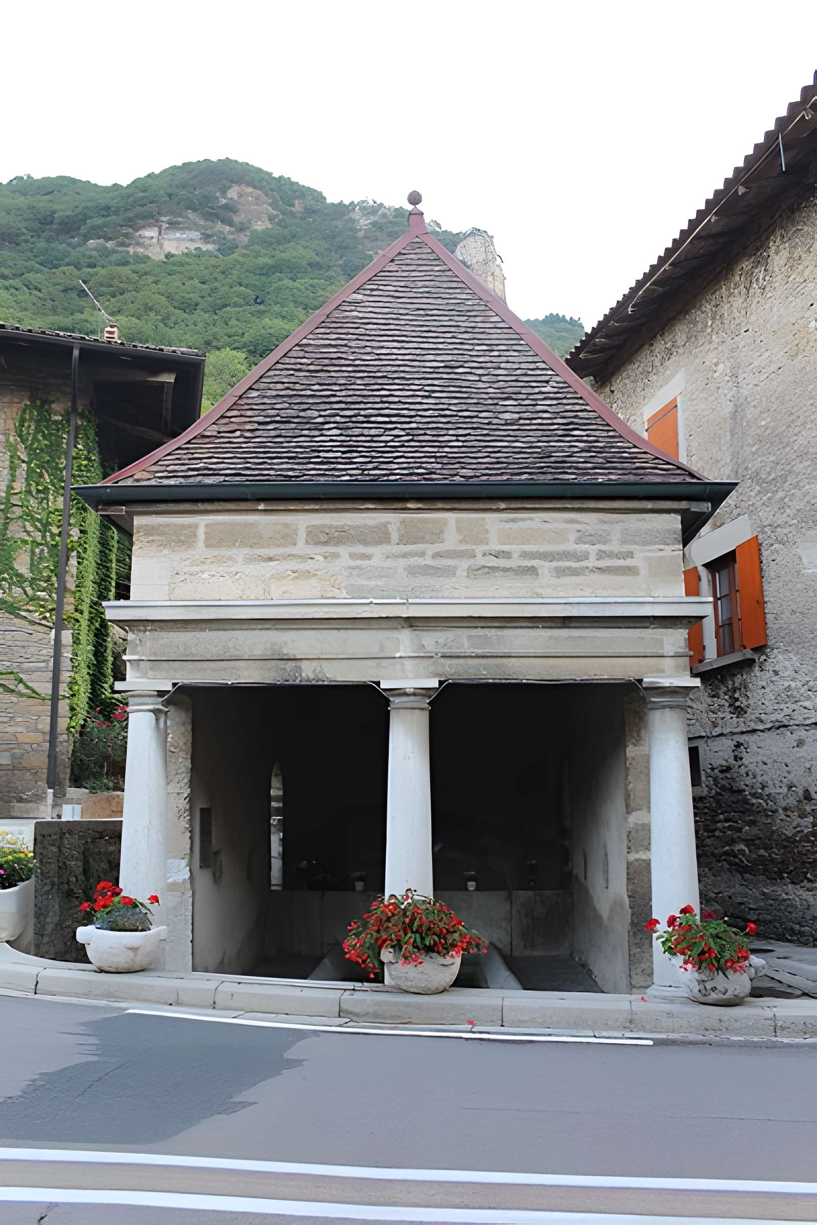 Fontaine-lavoir de Collonges à Saint-Sorlin-en-Bugey