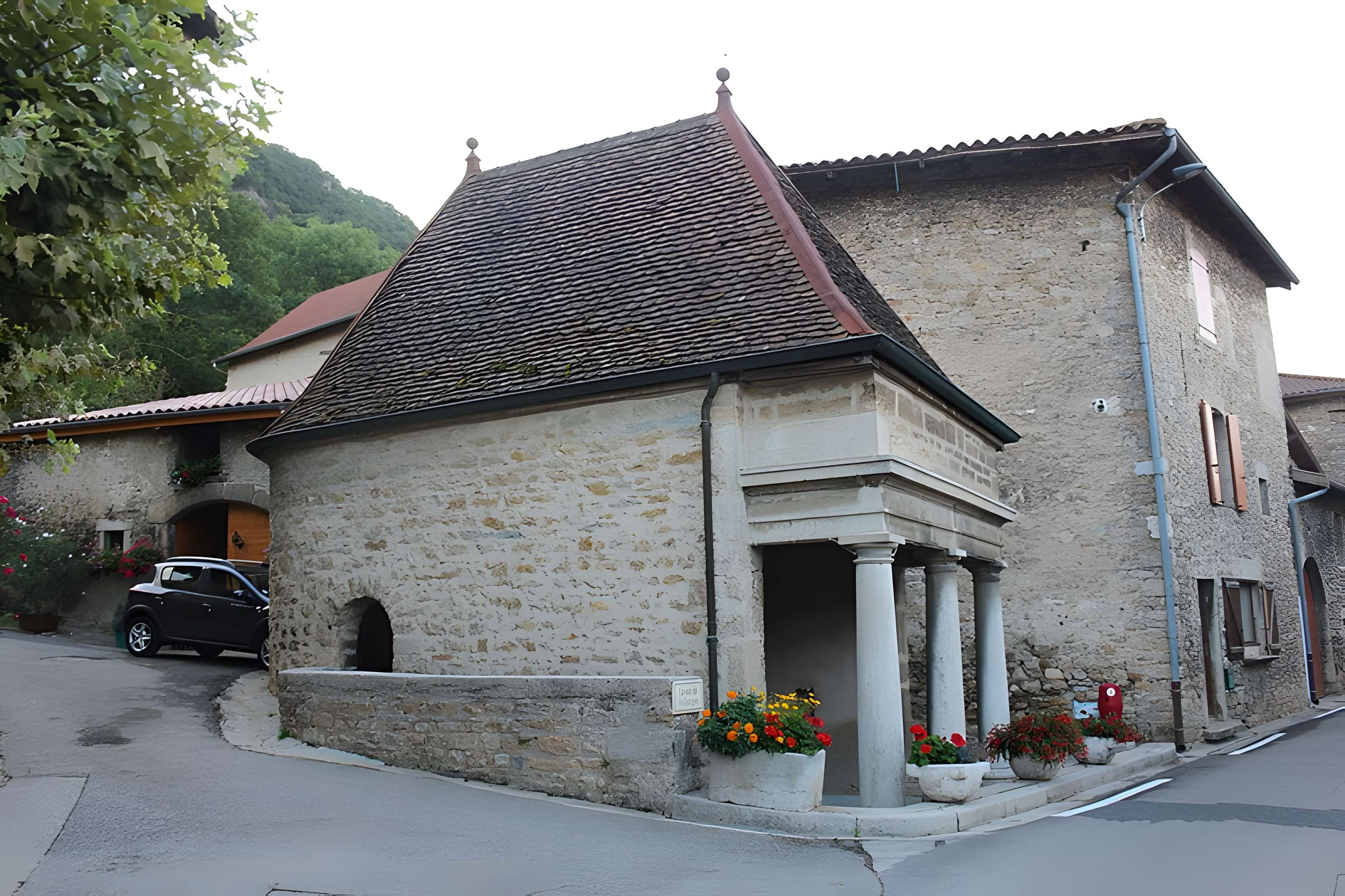 Fontaine-lavoir de Collonges à Saint-Sorlin-en-Bugey