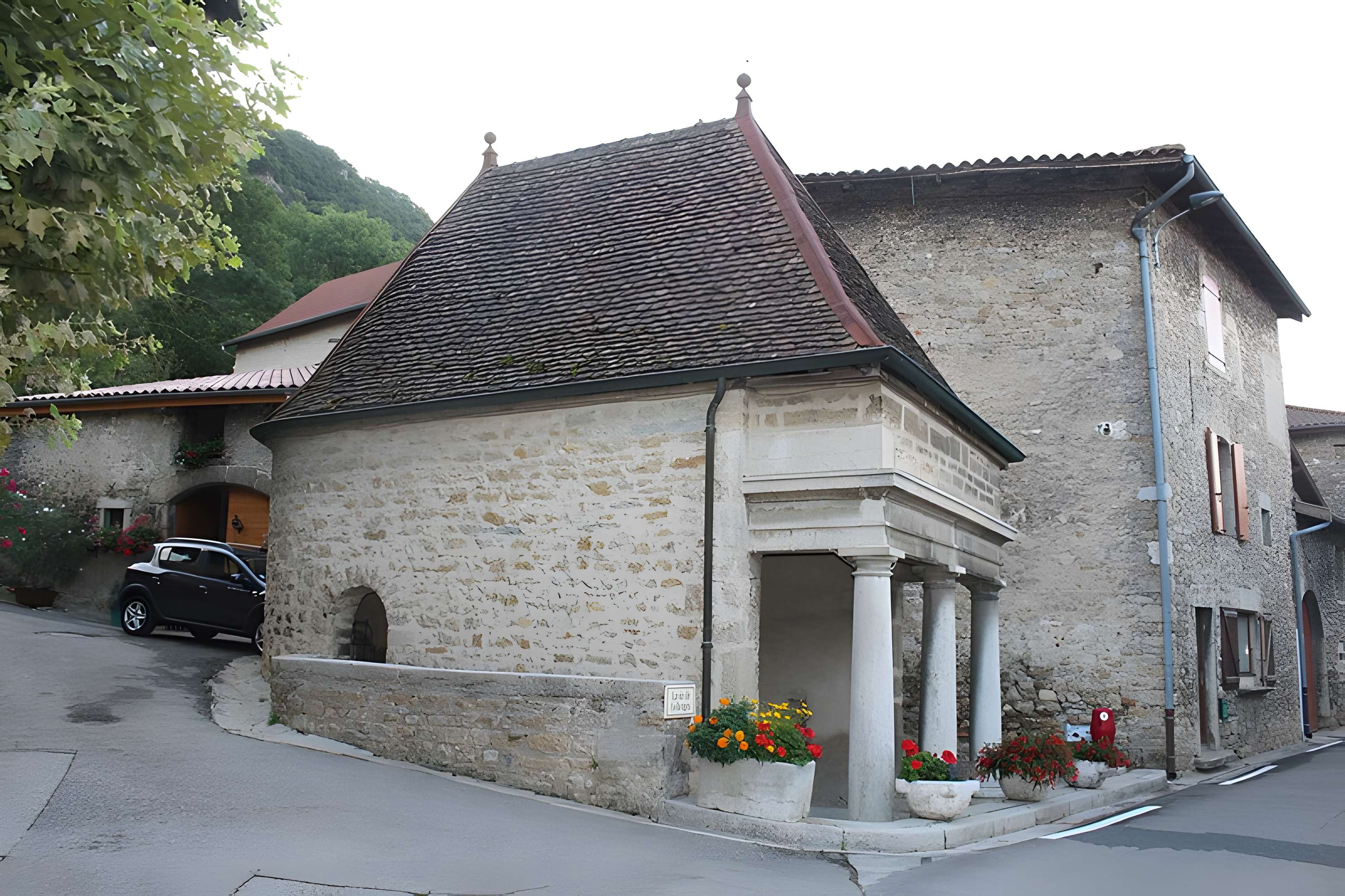 Fontaine-lavoir de Collonges à Saint-Sorlin-en-Bugey
