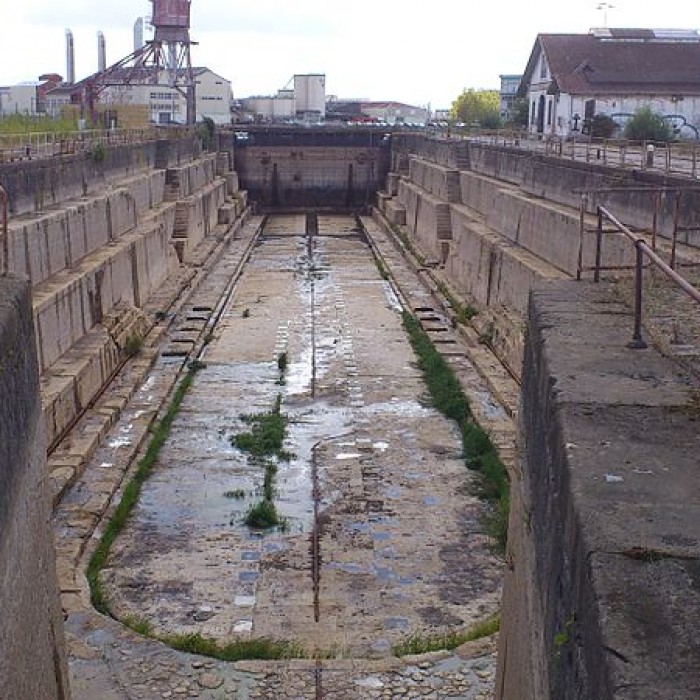 Photo de Deux formes de radoub des bassins à flot du port de Bordeaux