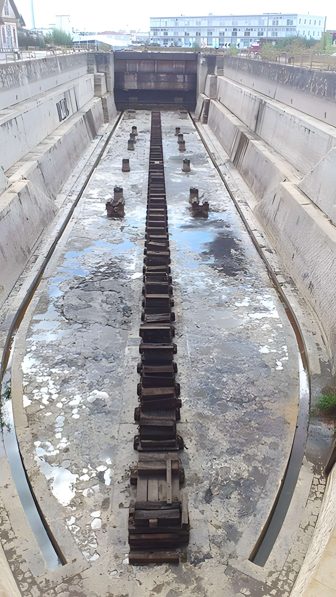 Deux formes de radoub des bassins à flot du port de Bordeaux