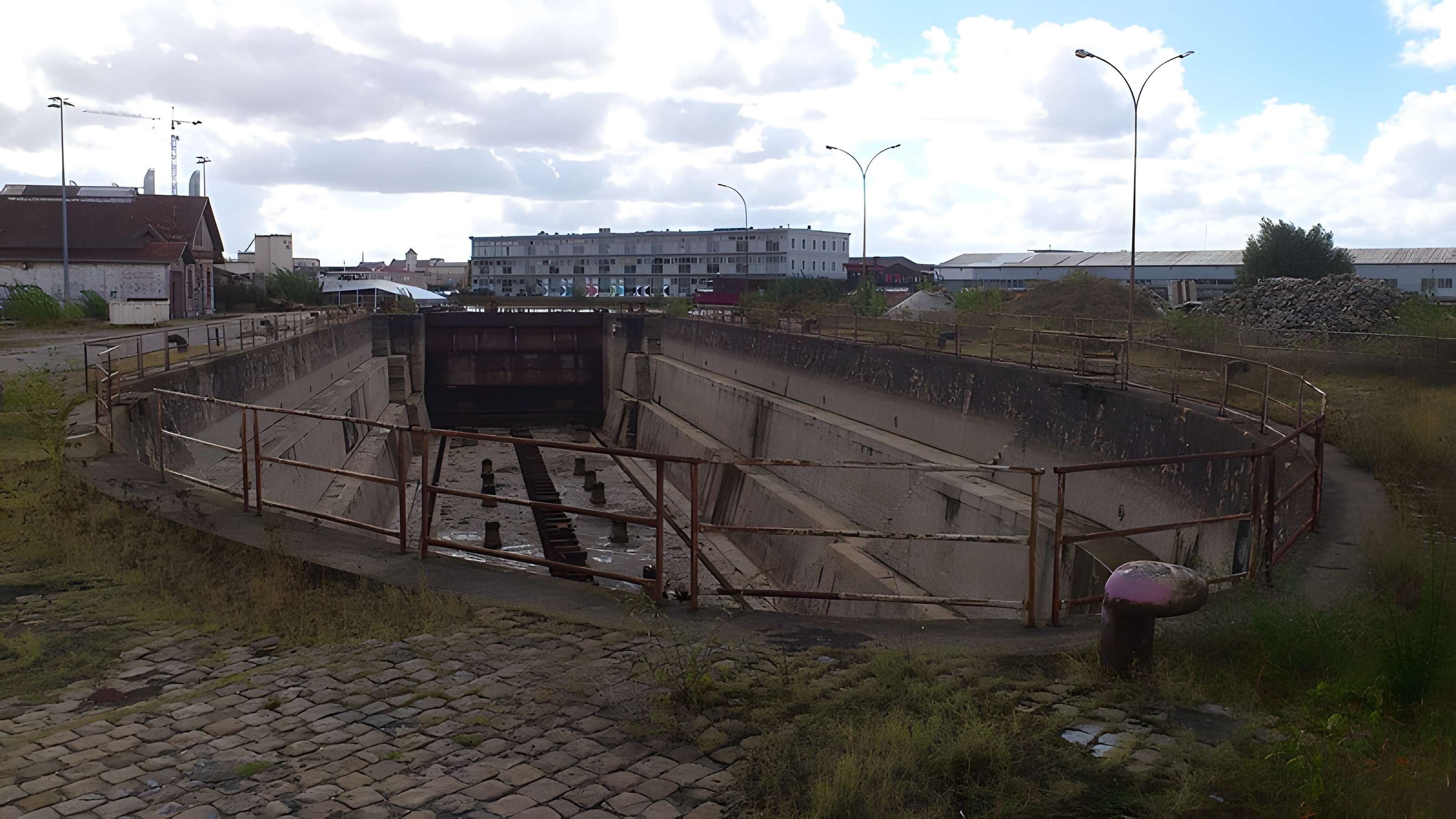 Deux formes de radoub des bassins à flot du port de Bordeaux