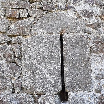Chapelle et enceinte fortifiée de Loré