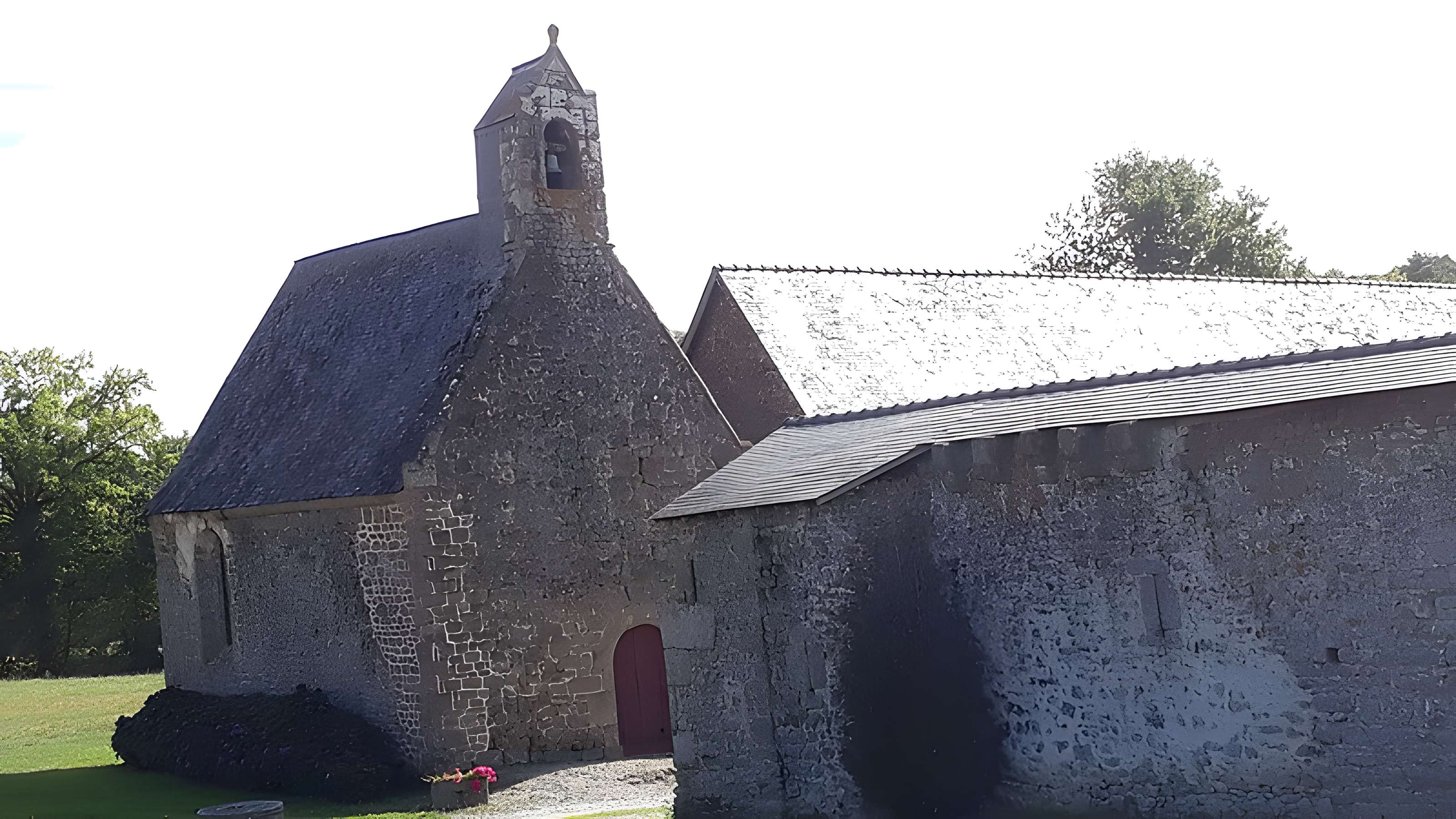 Chapelle et enceinte fortifiée de Loré