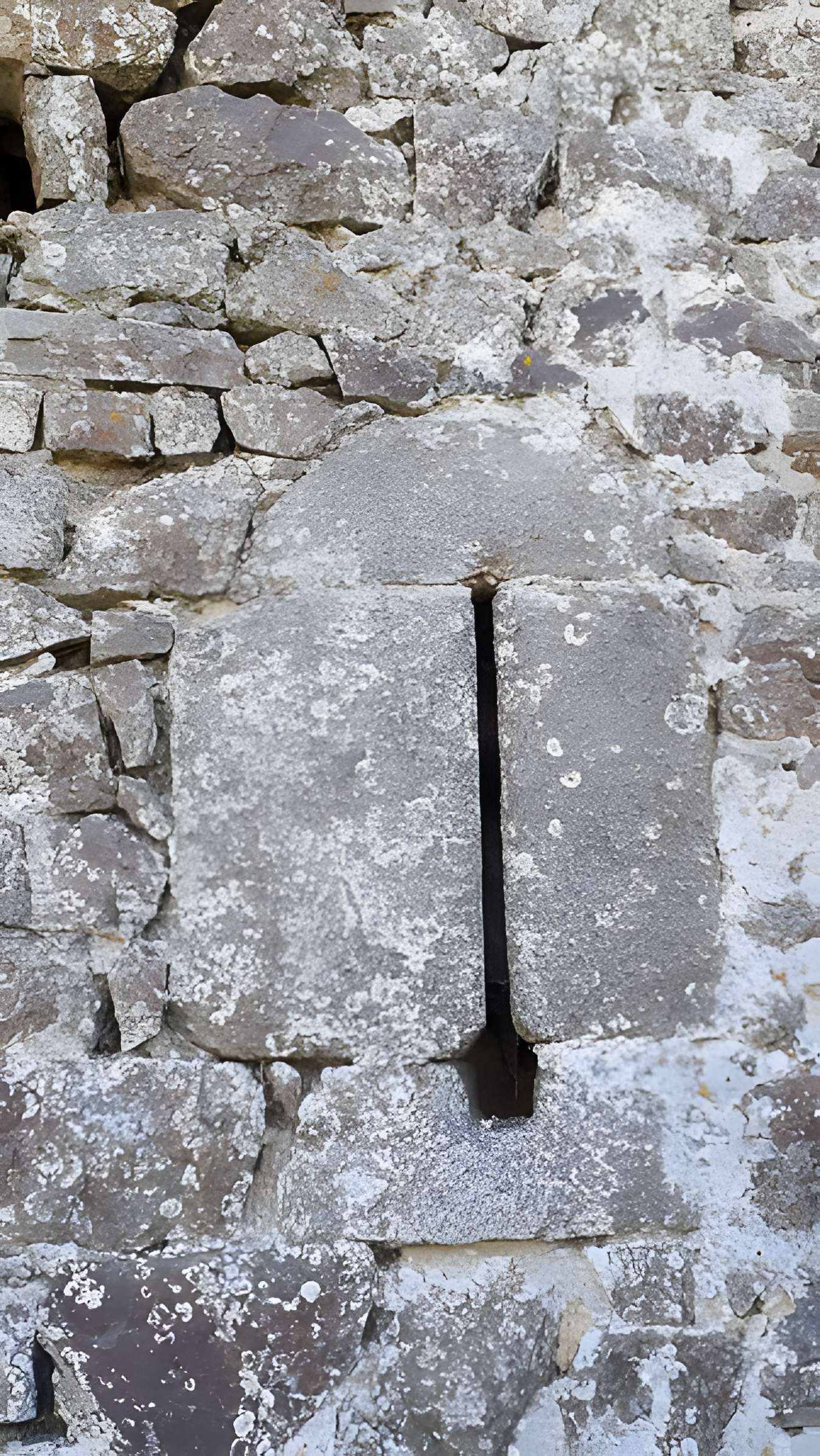 Chapelle et enceinte fortifiée de Loré
