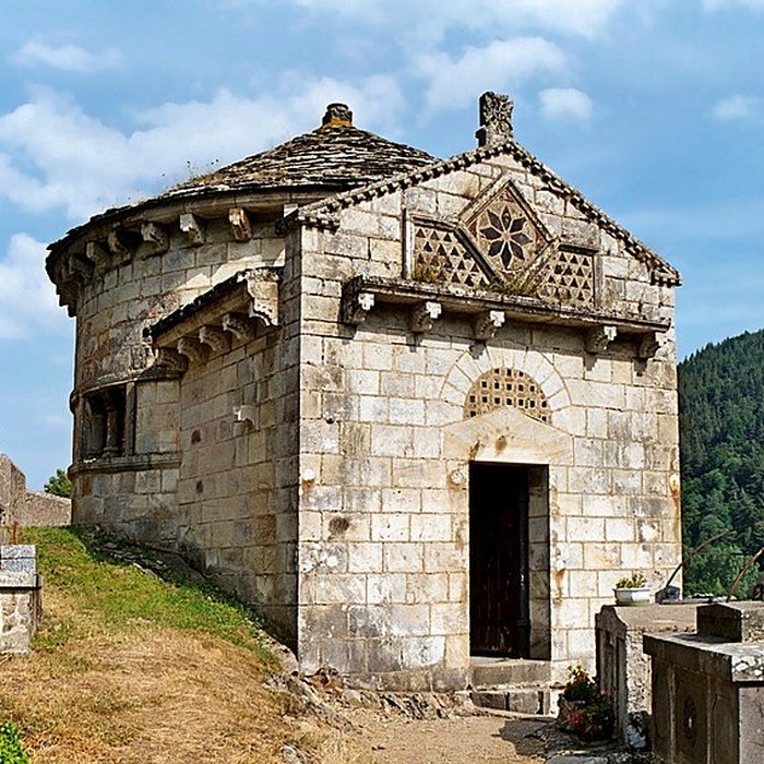 Photo de Chapelle funéraire de Chambon-sur-Lac