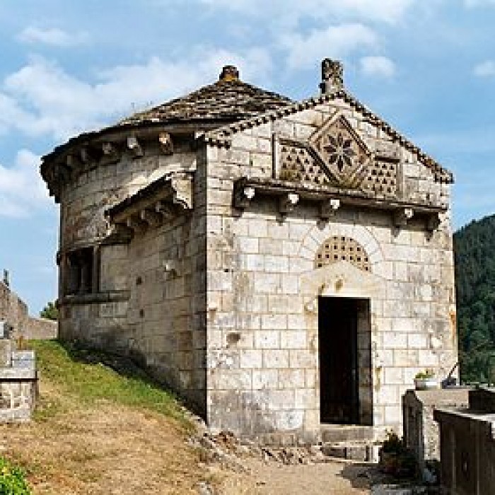 Photo de Chapelle funéraire de Chambon-sur-Lac