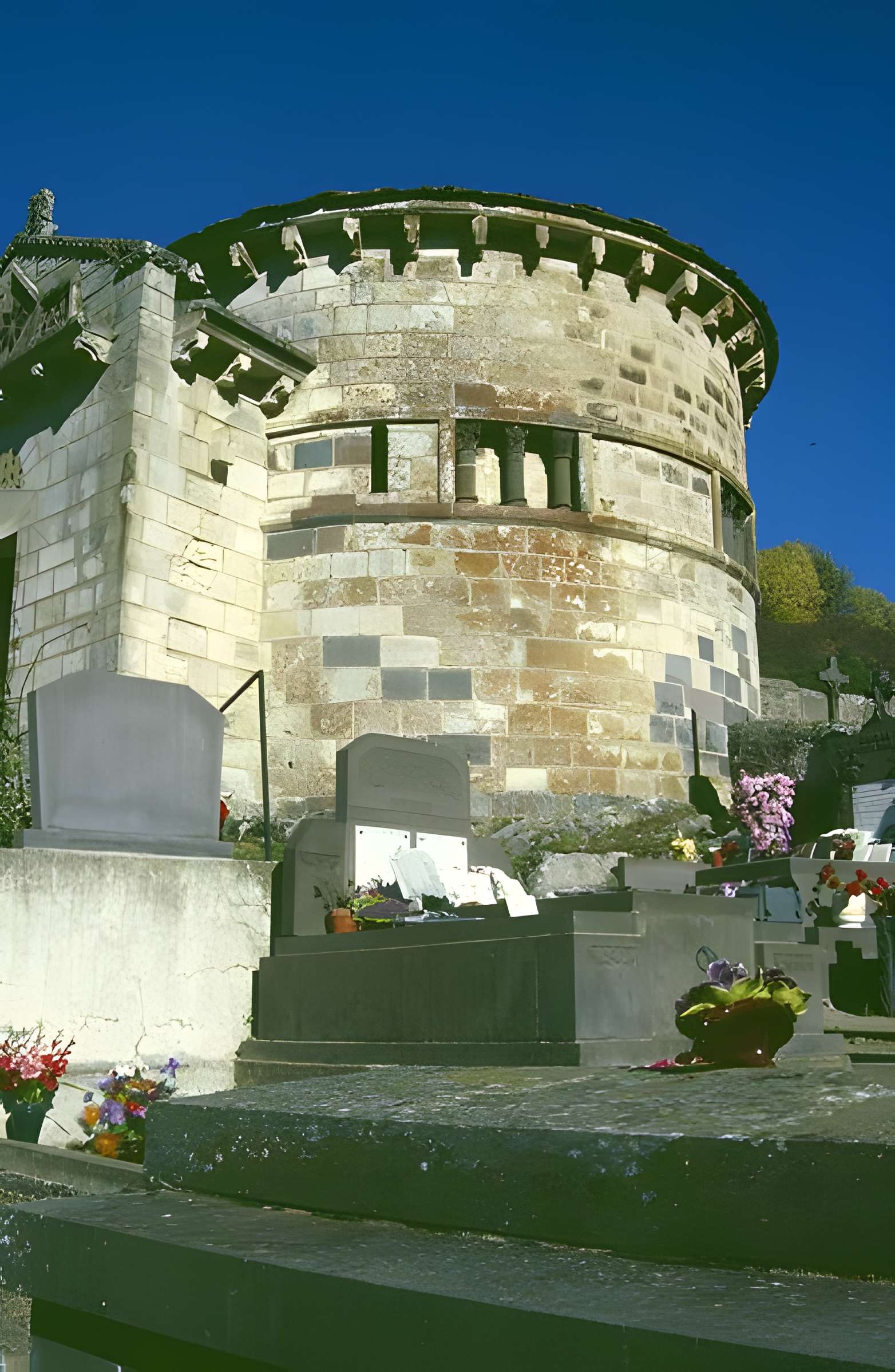 Chapelle funéraire de Chambon-sur-Lac