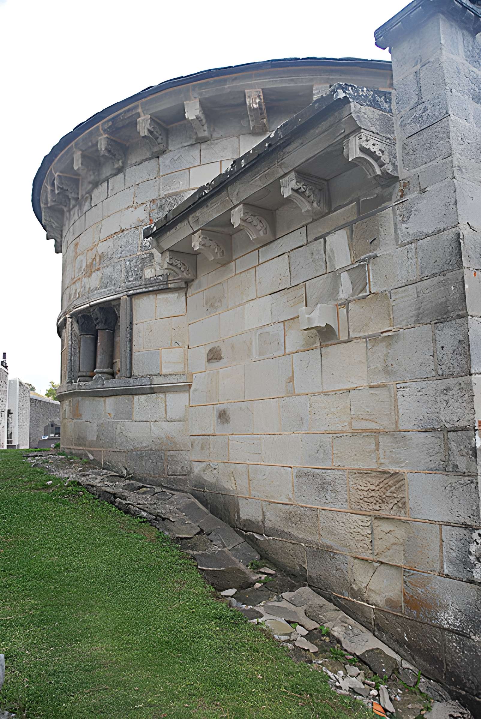 Chapelle funéraire de Chambon-sur-Lac