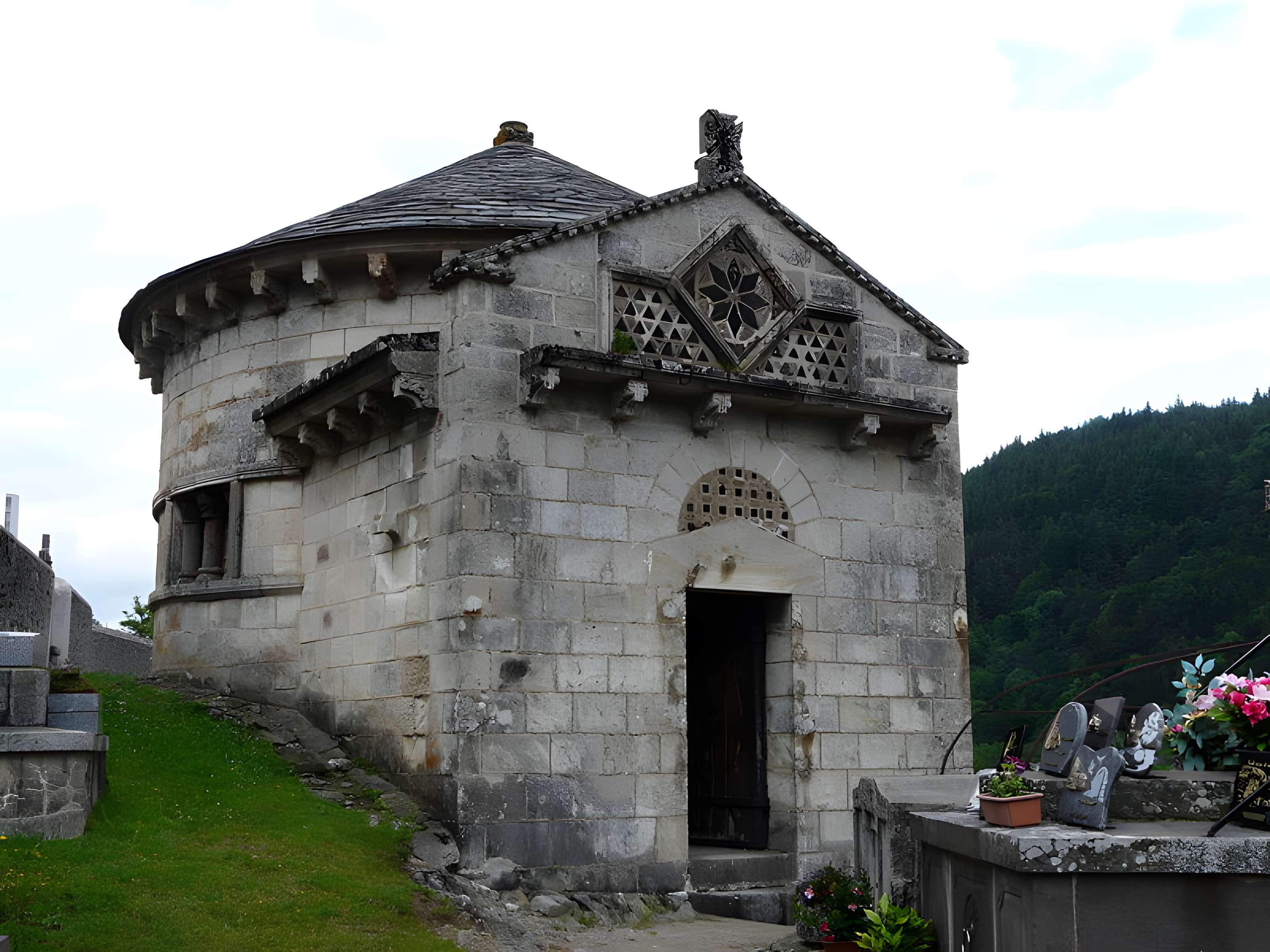 Chapelle funéraire de Chambon-sur-Lac