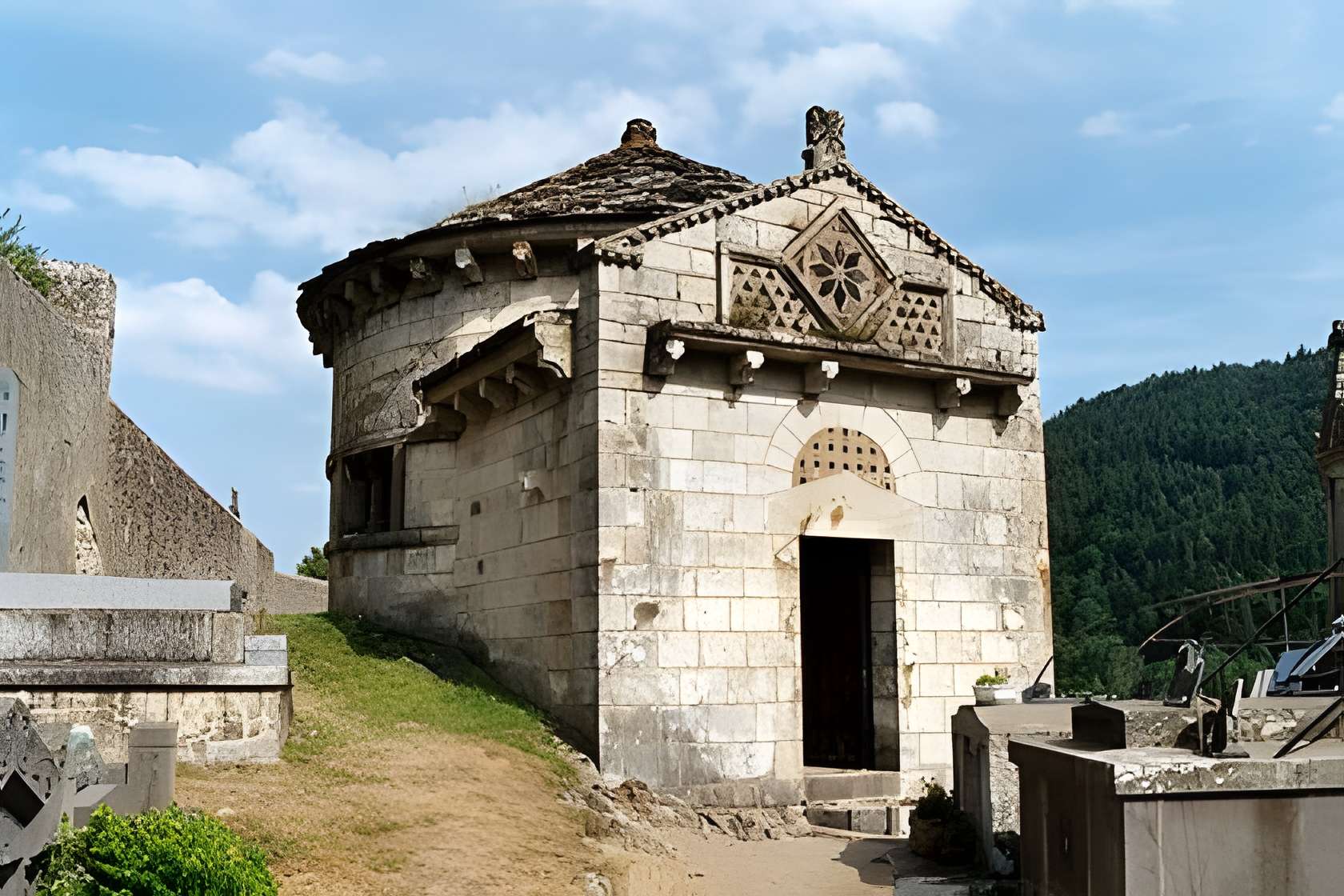 Chapelle funéraire de Chambon-sur-Lac 