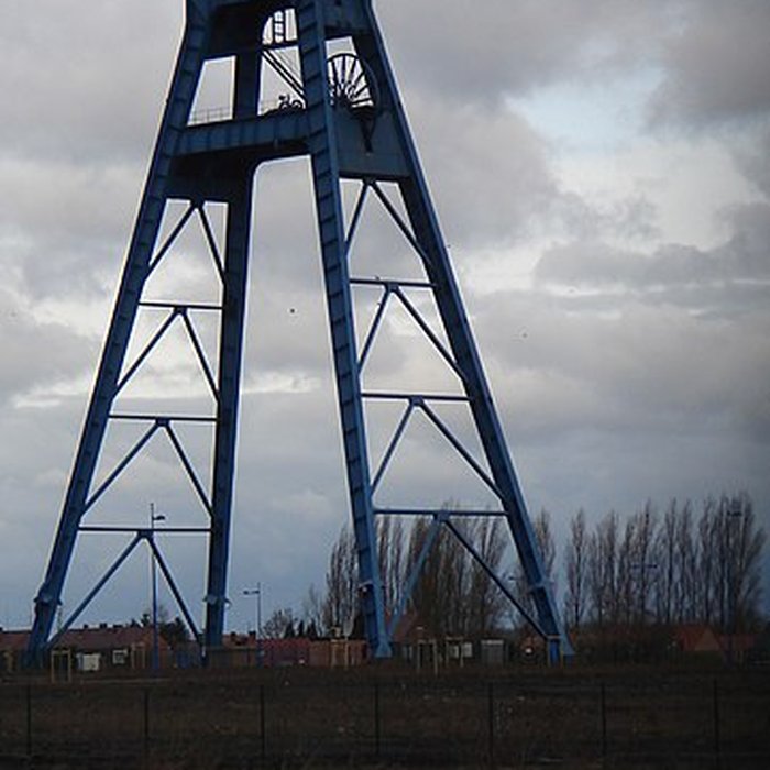 Photo de Fosse n 9 de lEscarpelle à Roost-Warendin