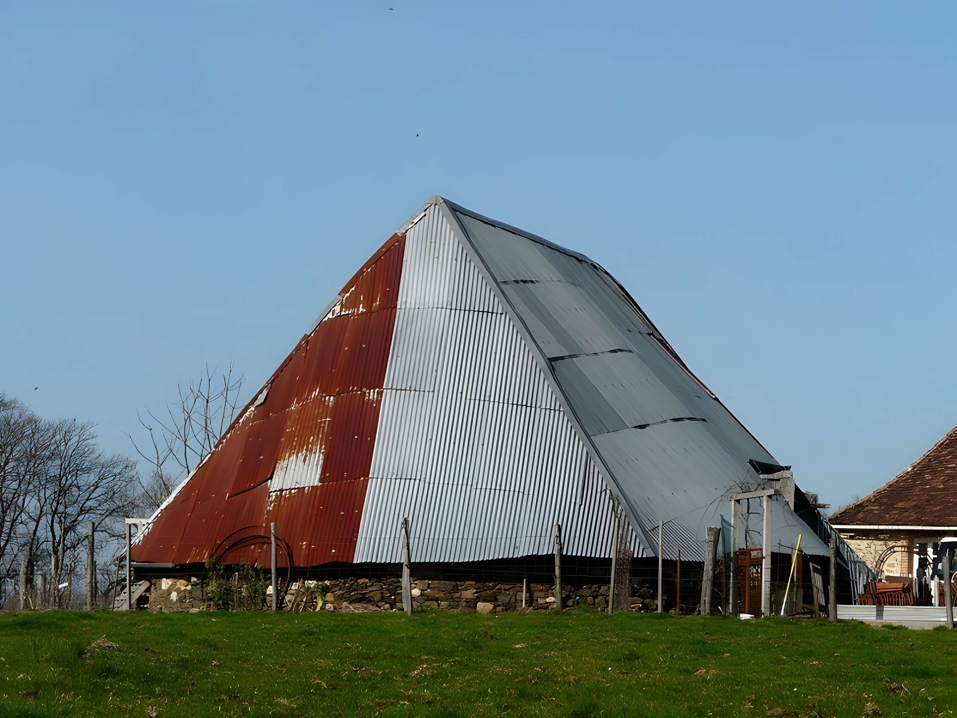 Grange ovale du Peyrat à Payzac 