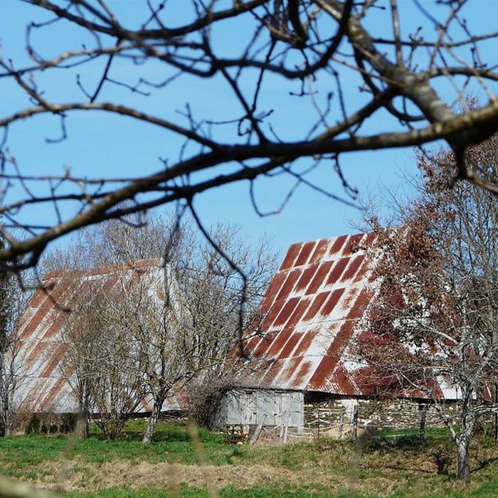 Photo de Granges ovales jumelles de Vaux à Payzac