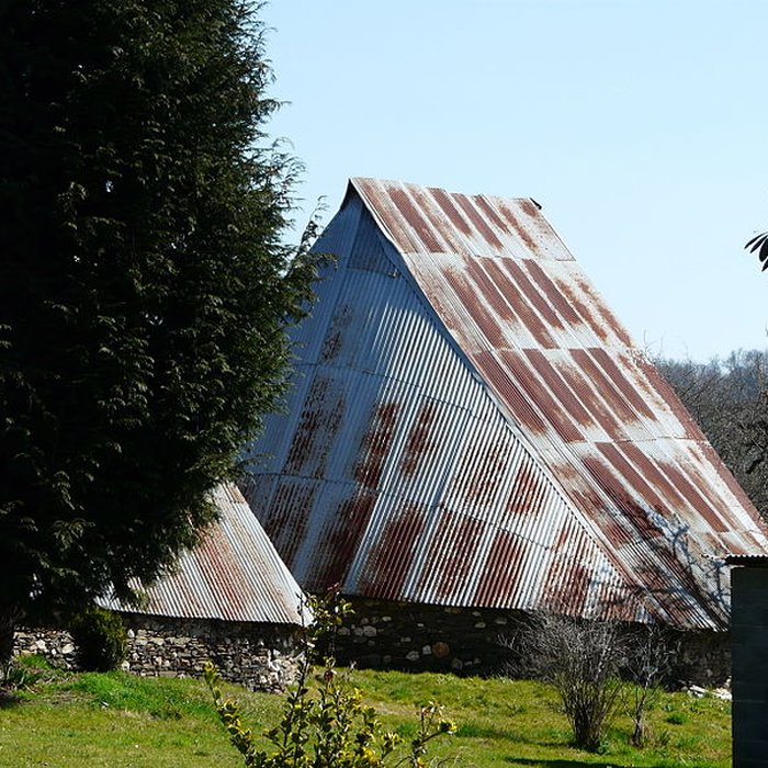 Photo de Granges ovales jumelles de Vaux à Payzac