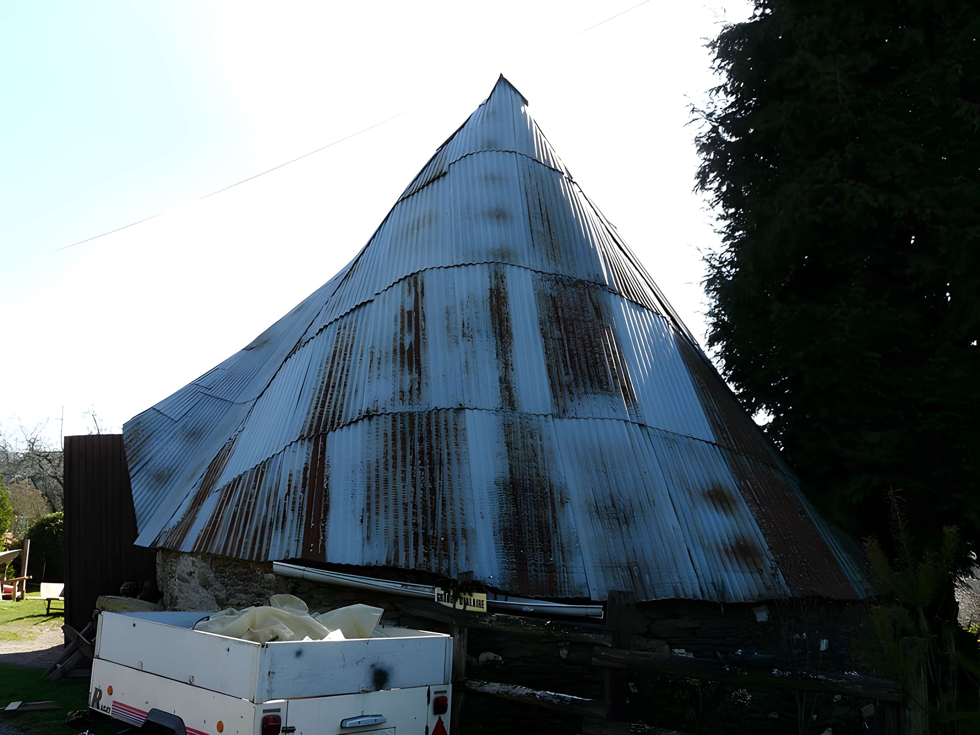 Granges ovales jumelles de Vaux à Payzac