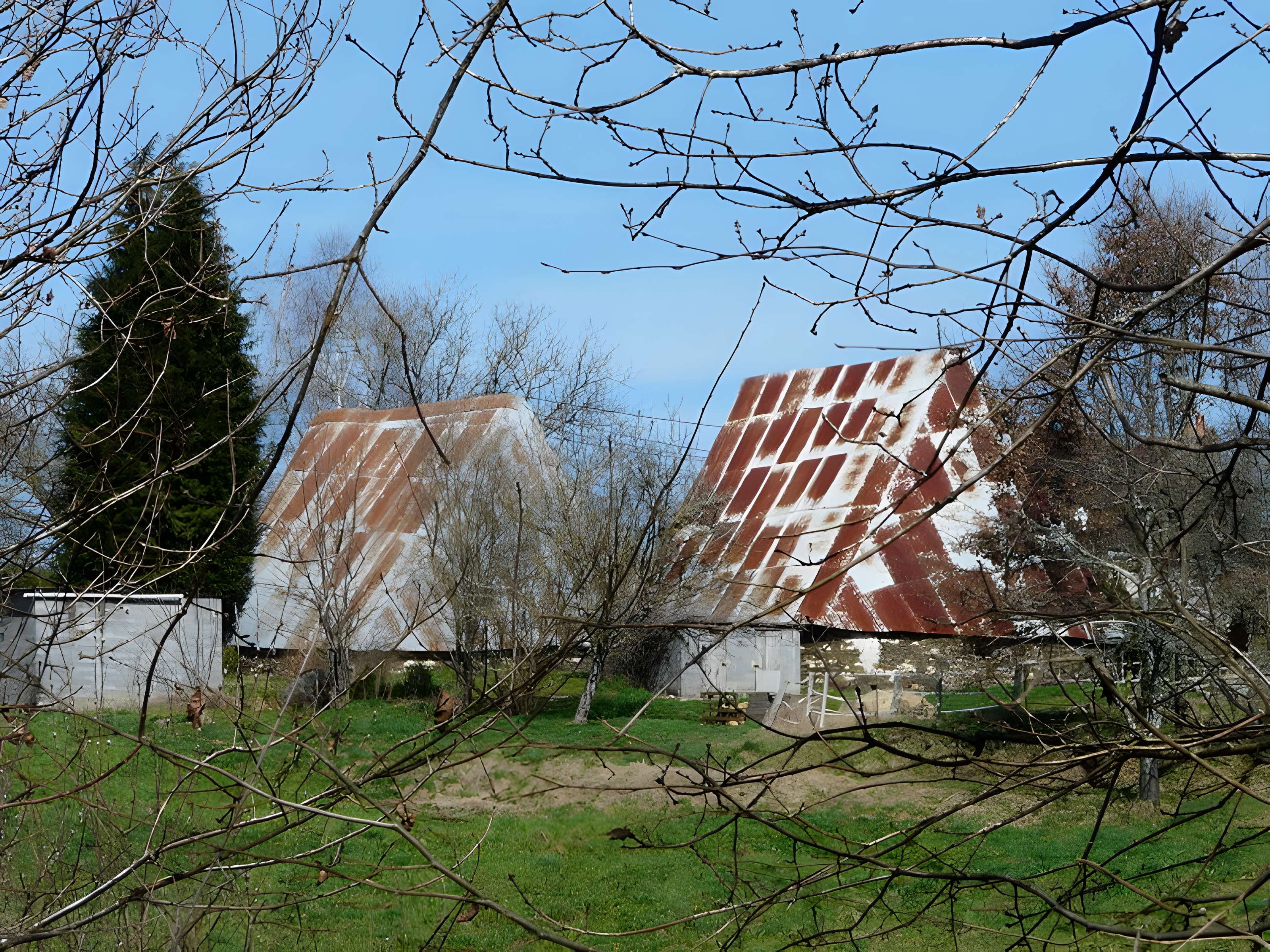 Granges ovales jumelles de Vaux à Payzac 