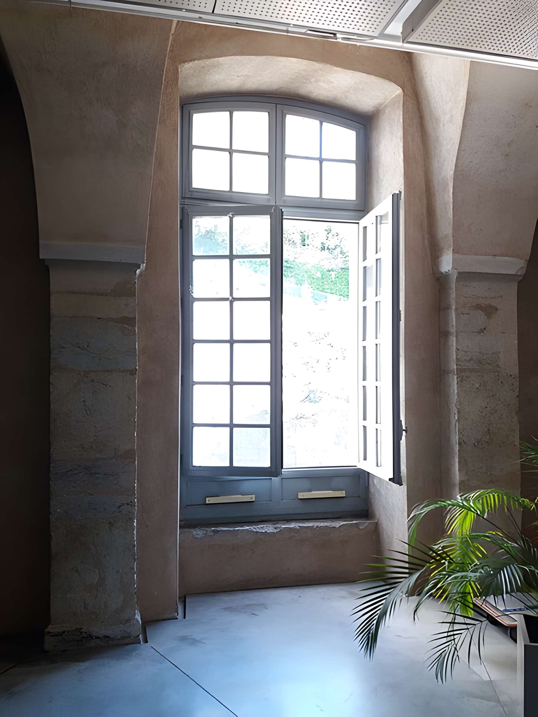 Immeuble dit Les Greniers d'Abondance, actuellement siège de la DRAC (Direction régionale des affaires culturelles)