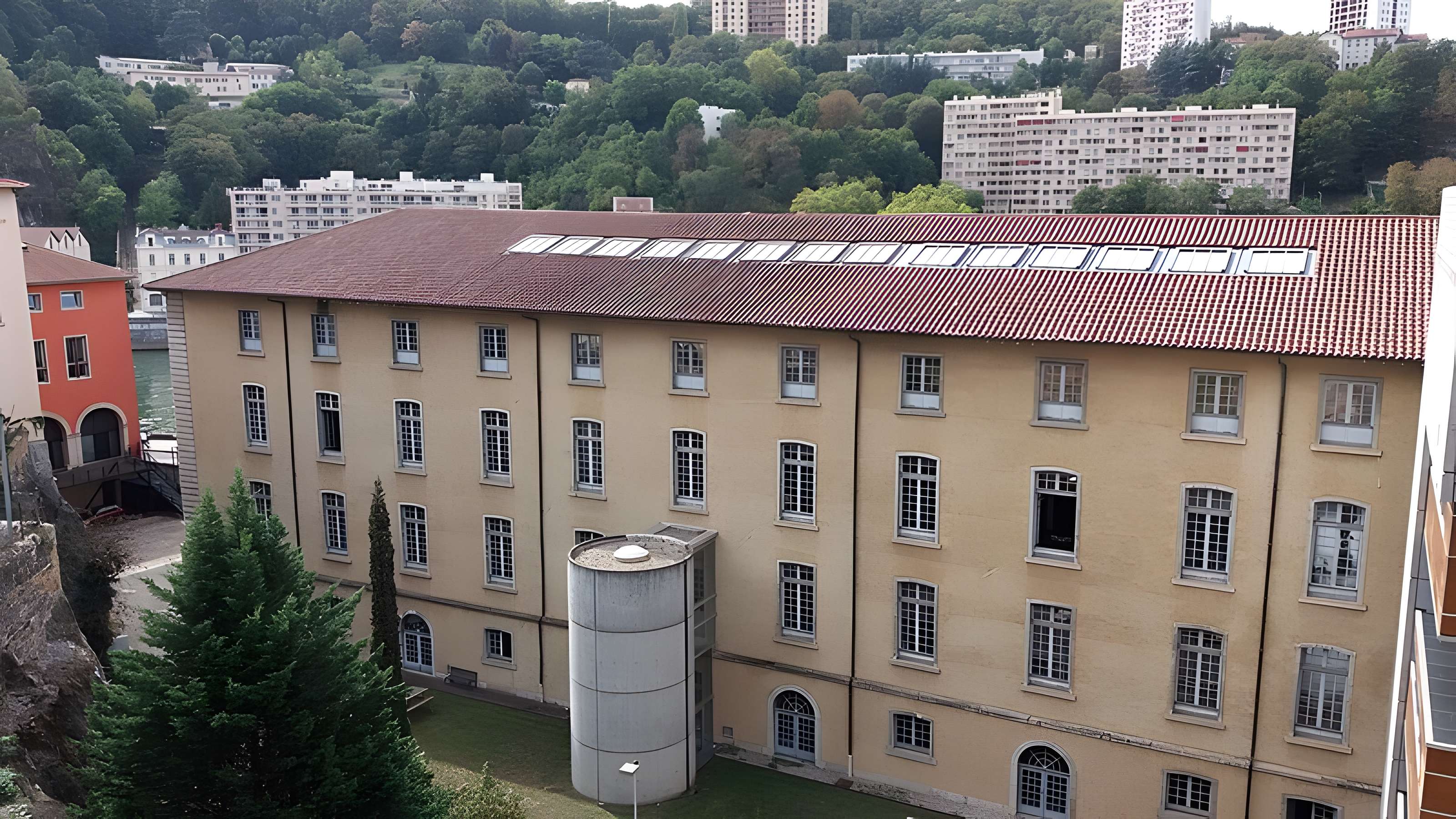 Immeuble dit Les Greniers d'Abondance, actuellement siège de la DRAC (Direction régionale des affaires culturelles)