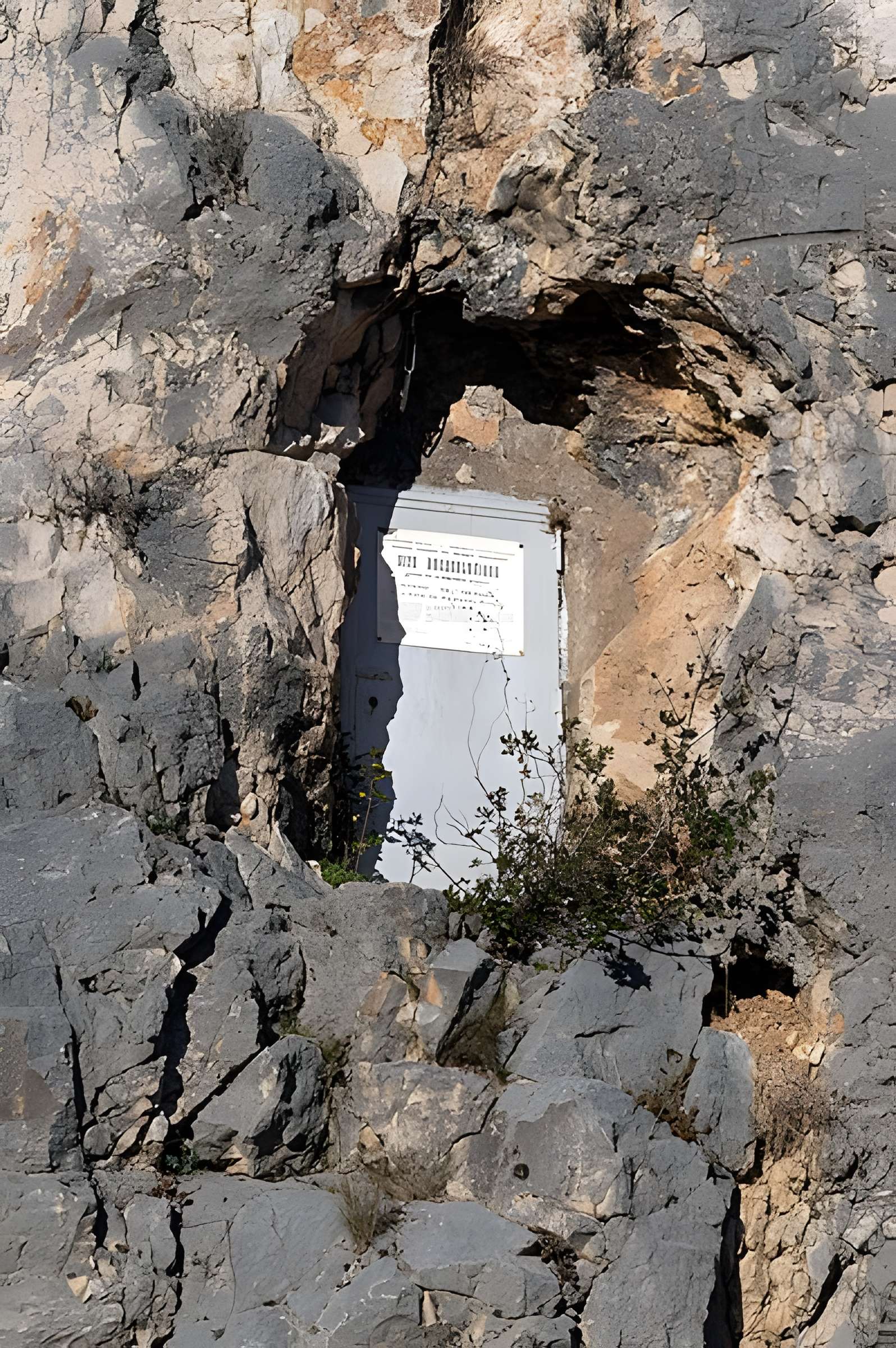 Grotte ornée dite grotte de la Tête du Lion