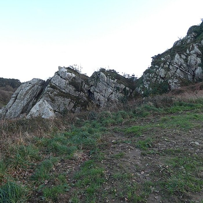 Photo de Grotte et rocher de Roch-Toul à Guiclan
