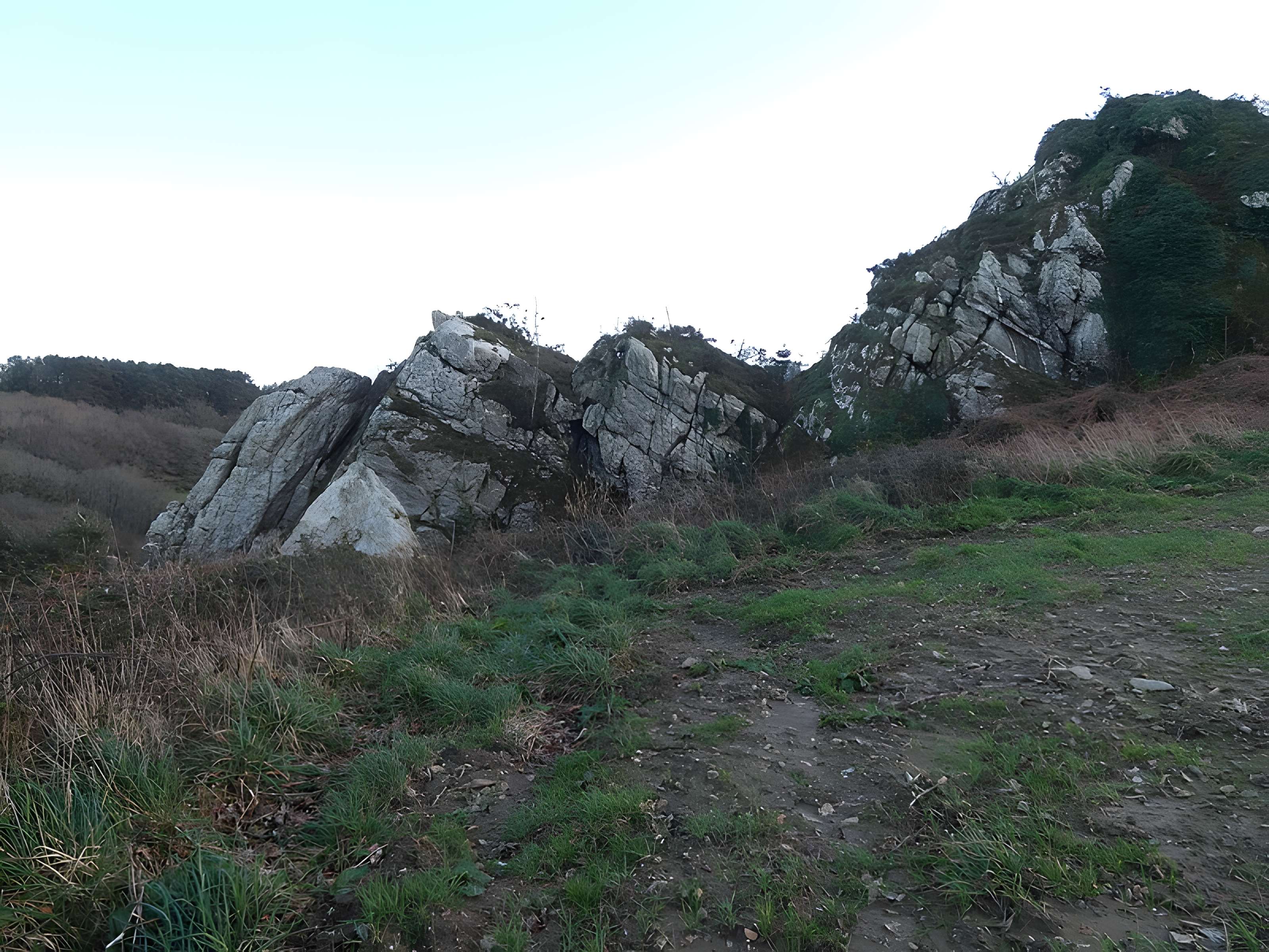 Grotte et rocher de Roc'h-Toul à Guiclan