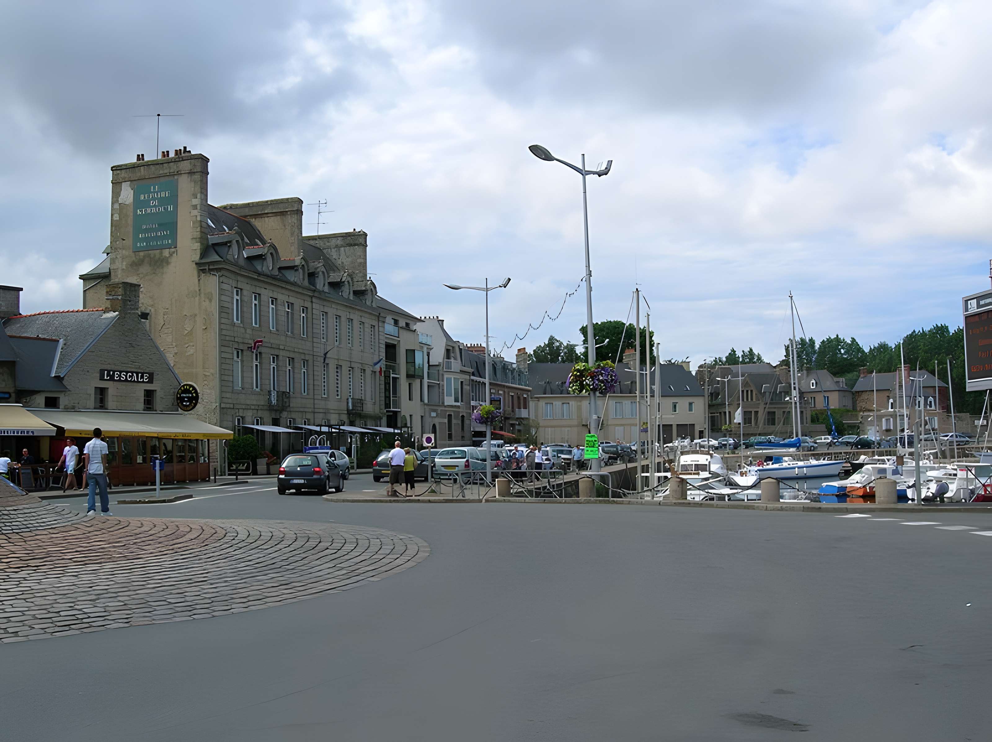 Groupe de deux maisons identiques Quai Morand à Paimpol 