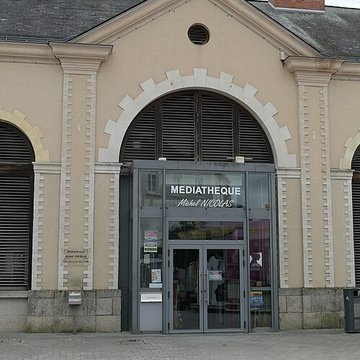 Halles-mairie dÉvron