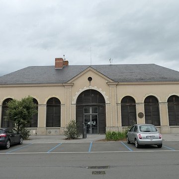Halles-mairie dÉvron