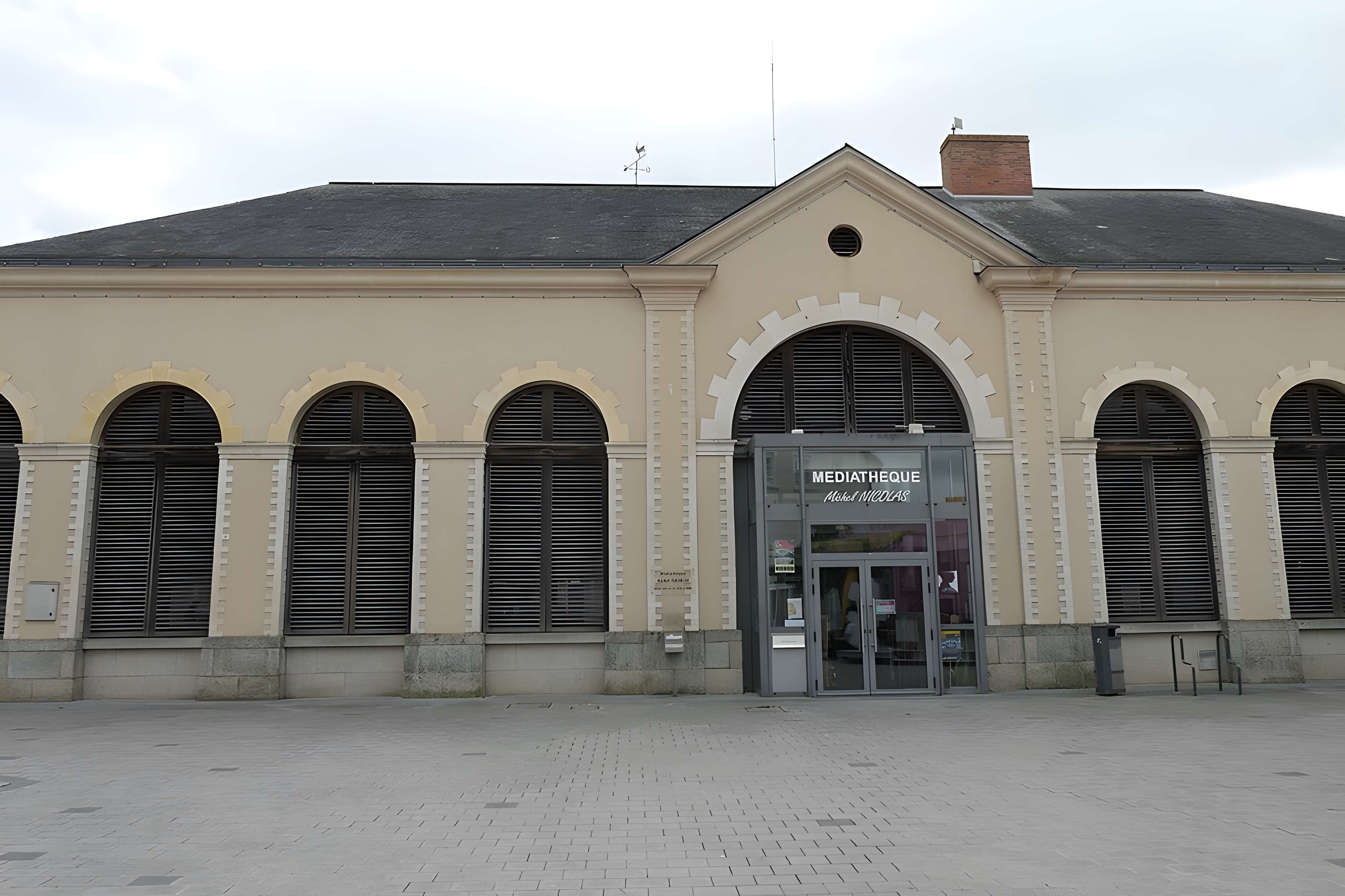 Halles-mairie d'Évron