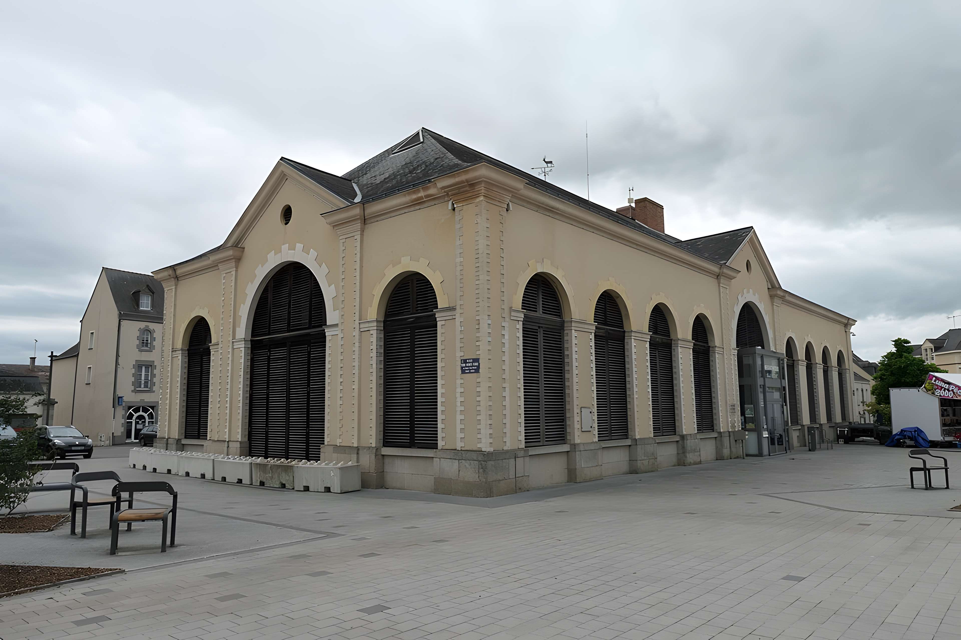 Halles-mairie d'Évron