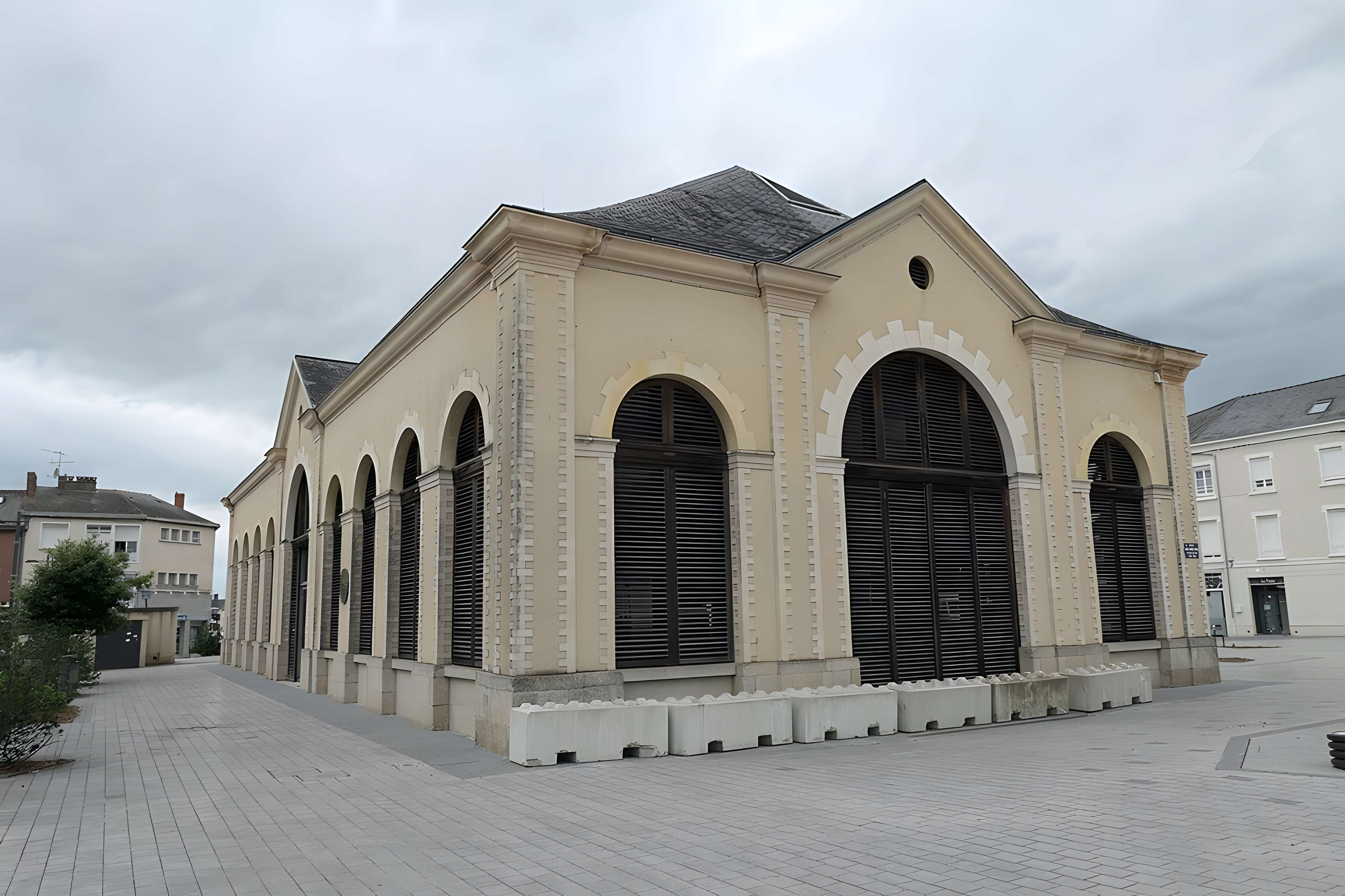 Halles-mairie d'Évron