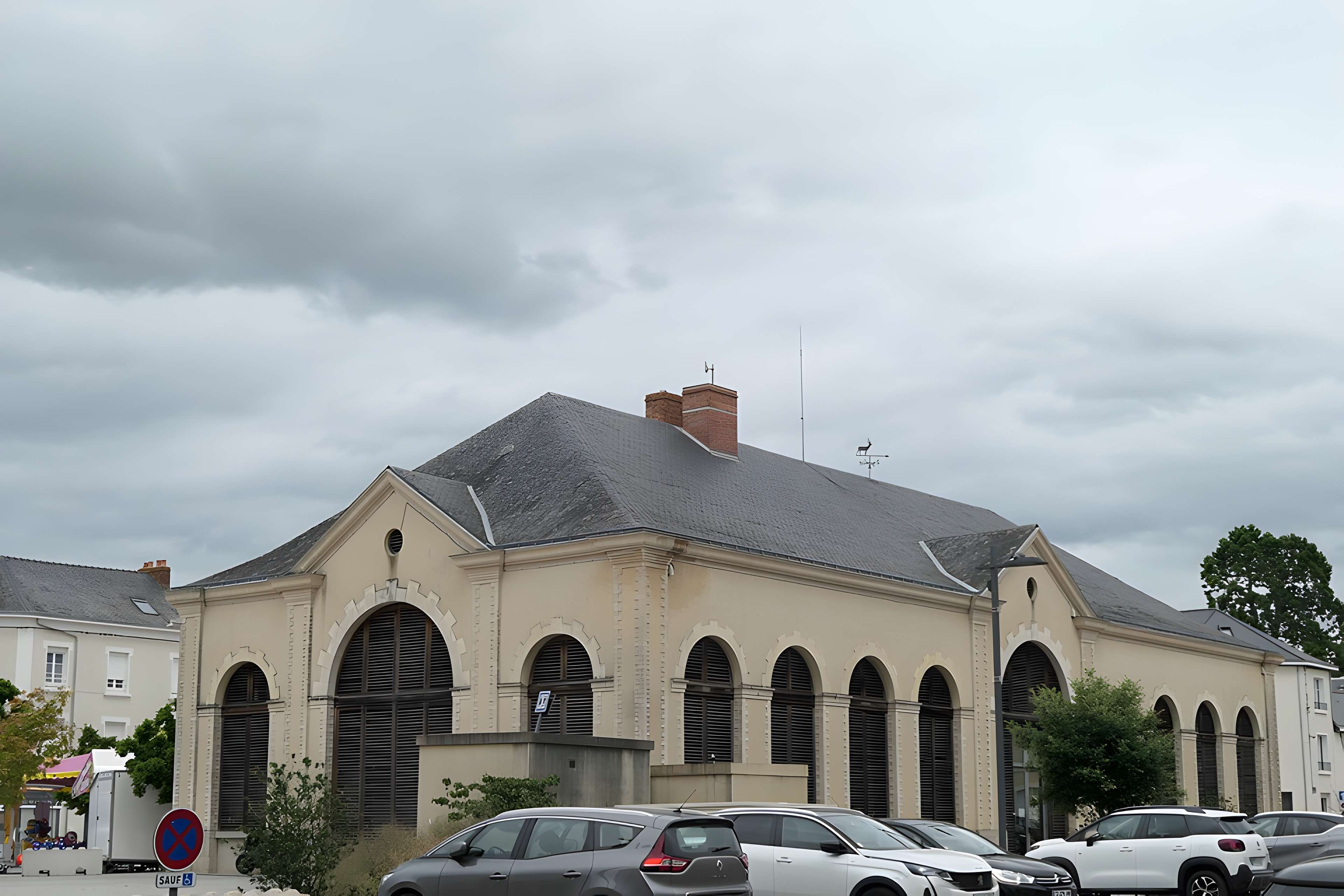 Halles-mairie d'Évron