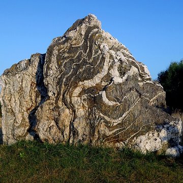 Hémicycle mégalithique et tertre tumulaire de Cojoux à Saint-Just