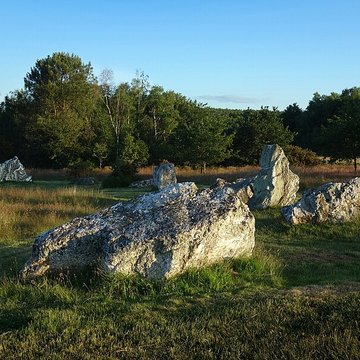 Hémicycle mégalithique et tertre tumulaire de Cojoux à Saint-Just