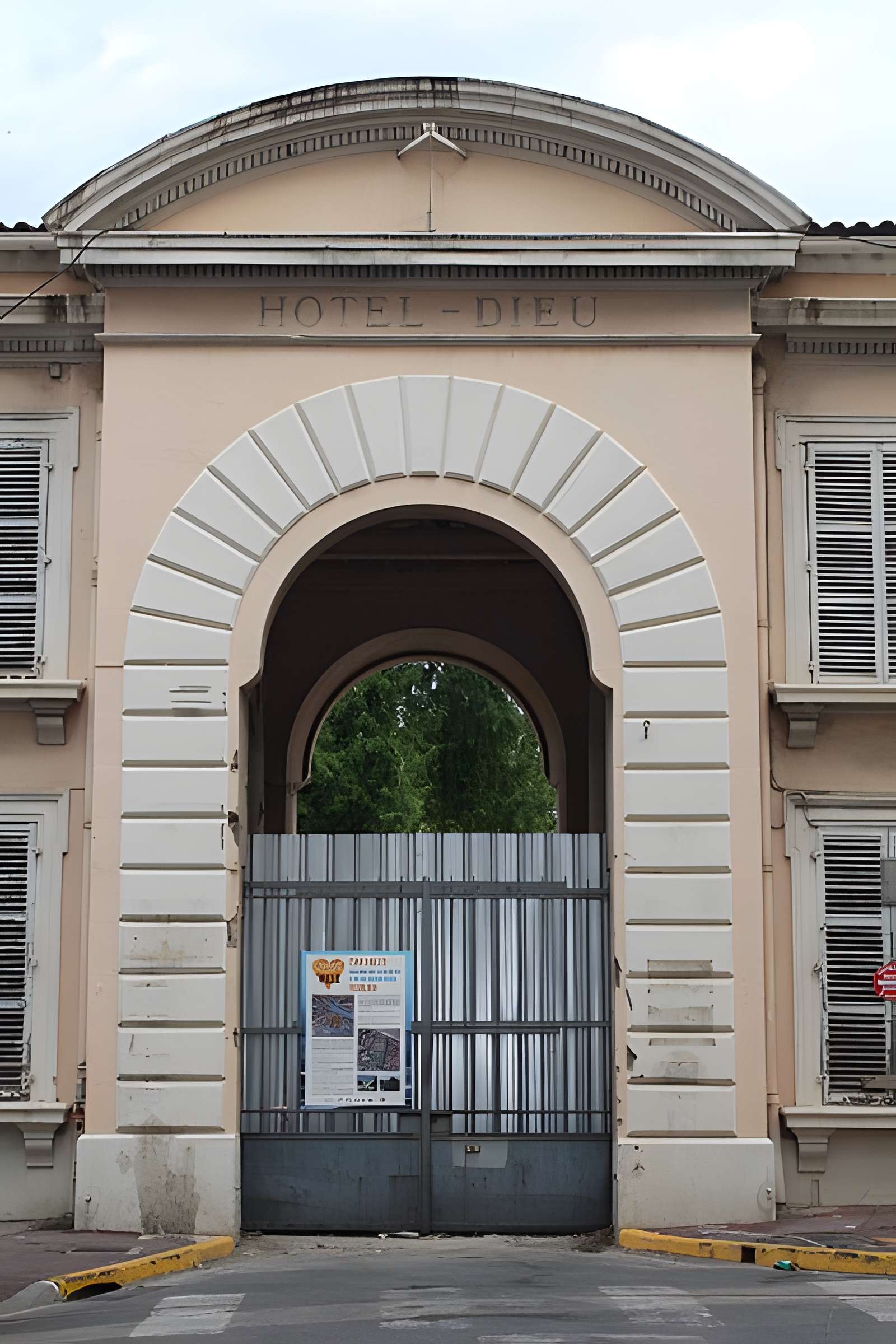 Hôpital Chalucet et jardin Alexandre-Ier de Toulon