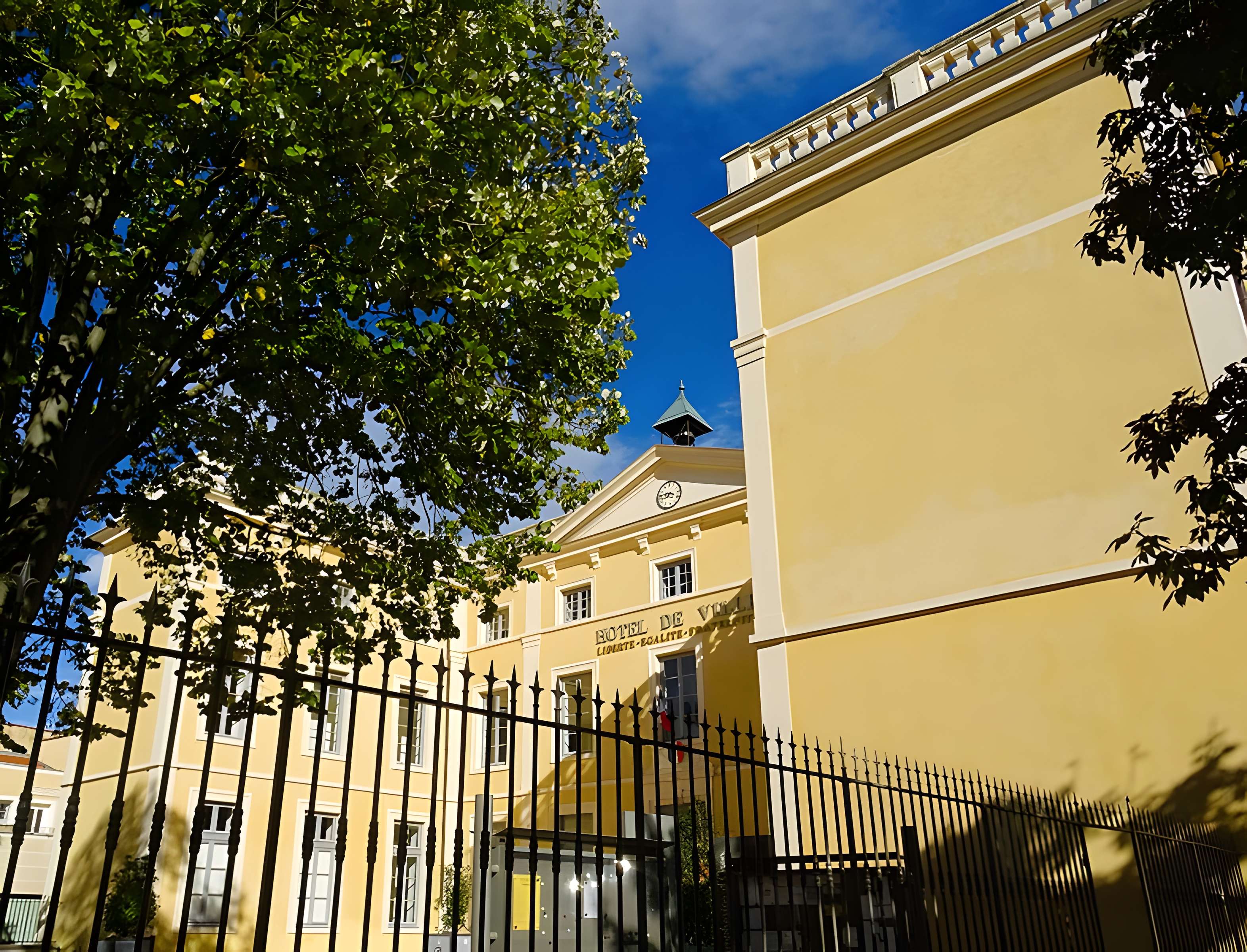 Hôtel de Melat à Saint-Symphorien-d'Ozon