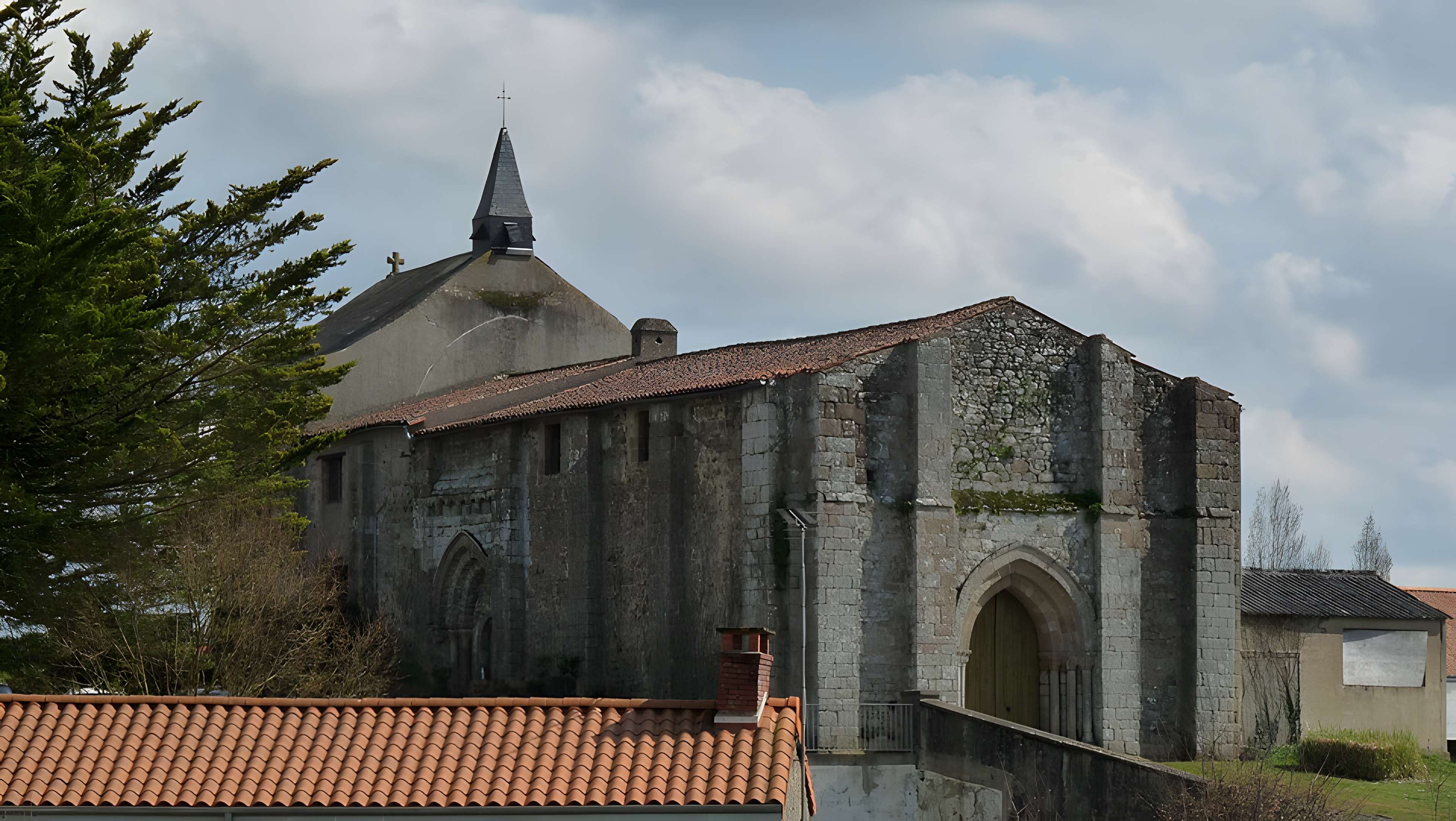 Chapelle Saint-Jean de Montfaucon-Montigné